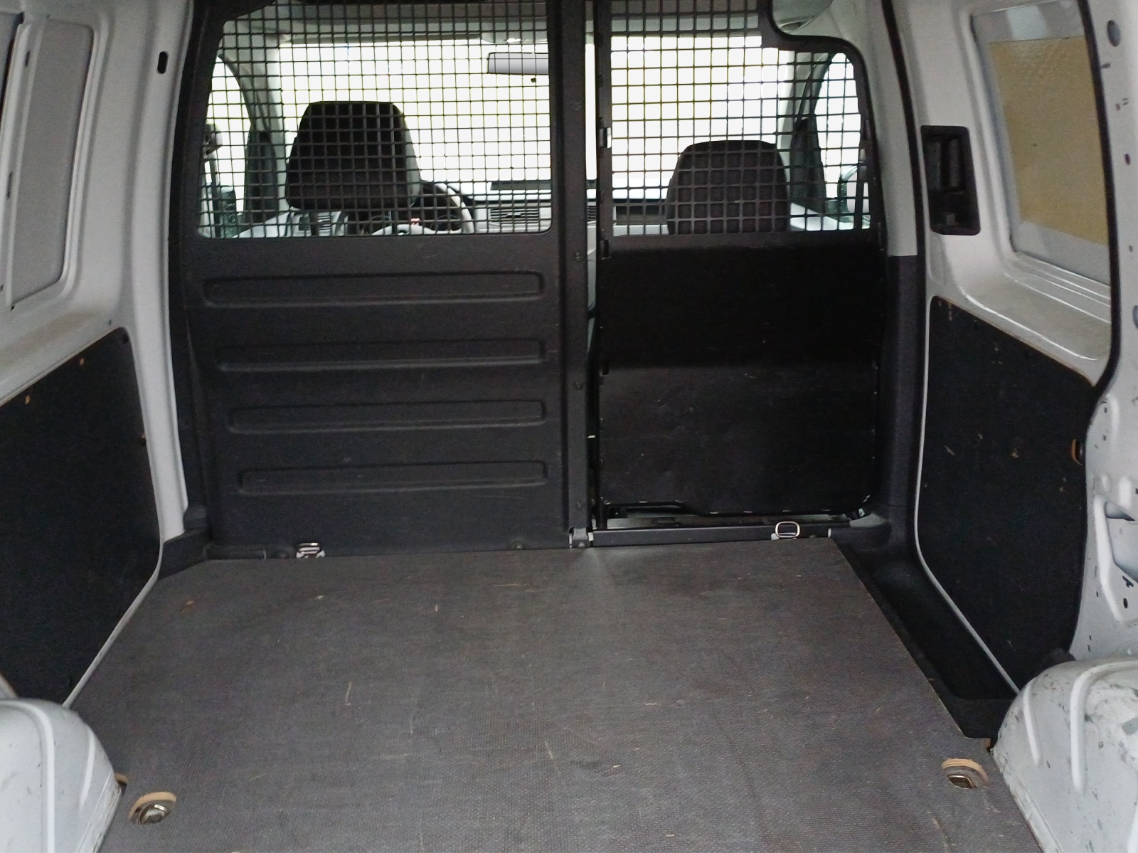 VW Caddy 2.0TDI BlueMotion Technology-image-13