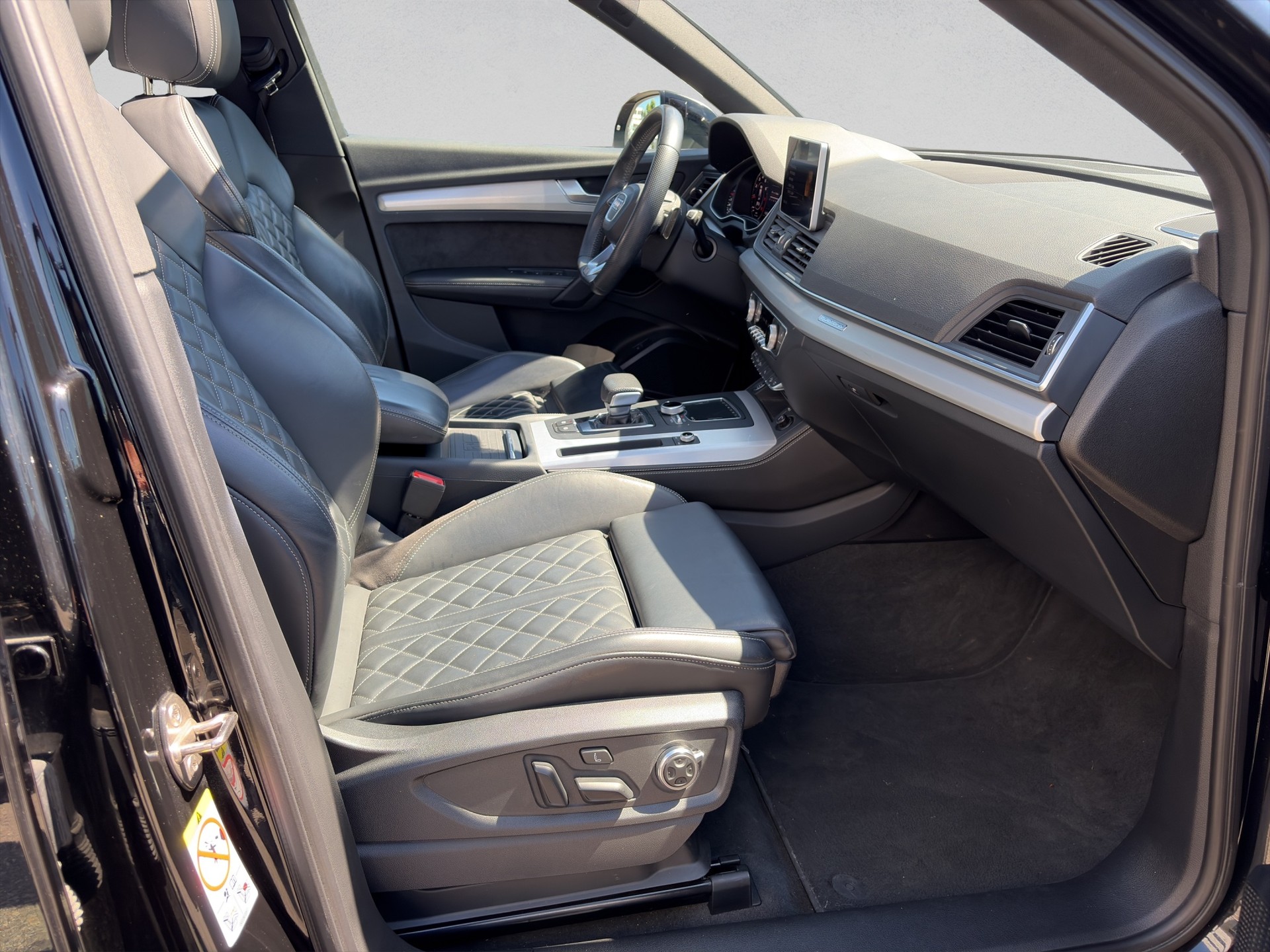 AUDI Q5 2.0 TFSI design quattro S-tronic-image-9