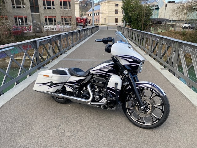 HARLEY-DAVIDSON Street Glide CVO
