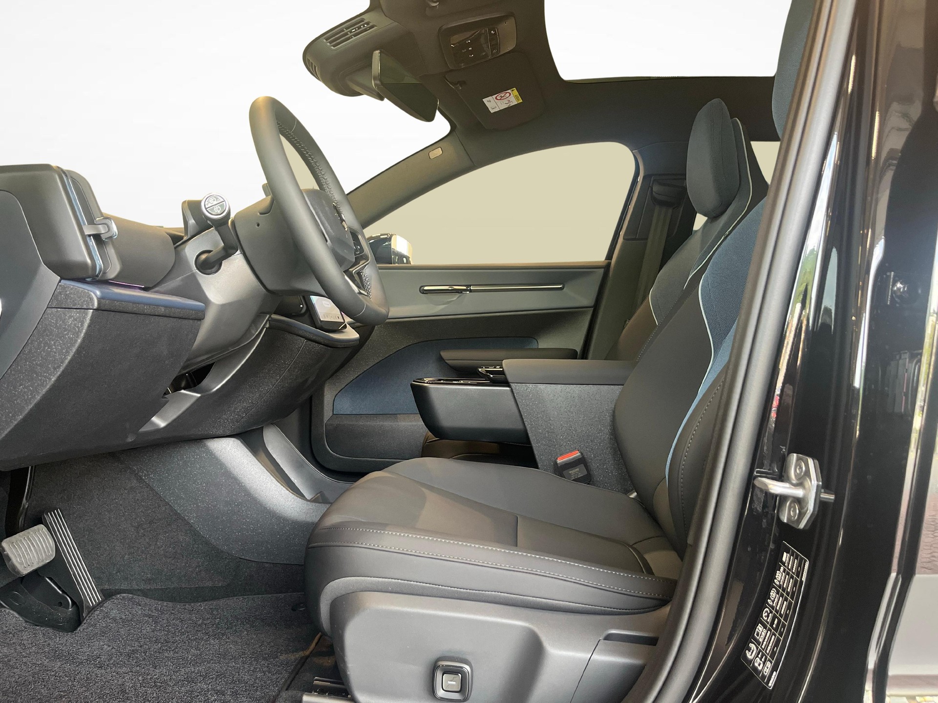 VOLVO EX30 E60 Twin Ultra Performance Sw. Black Ed. AWD-image-5