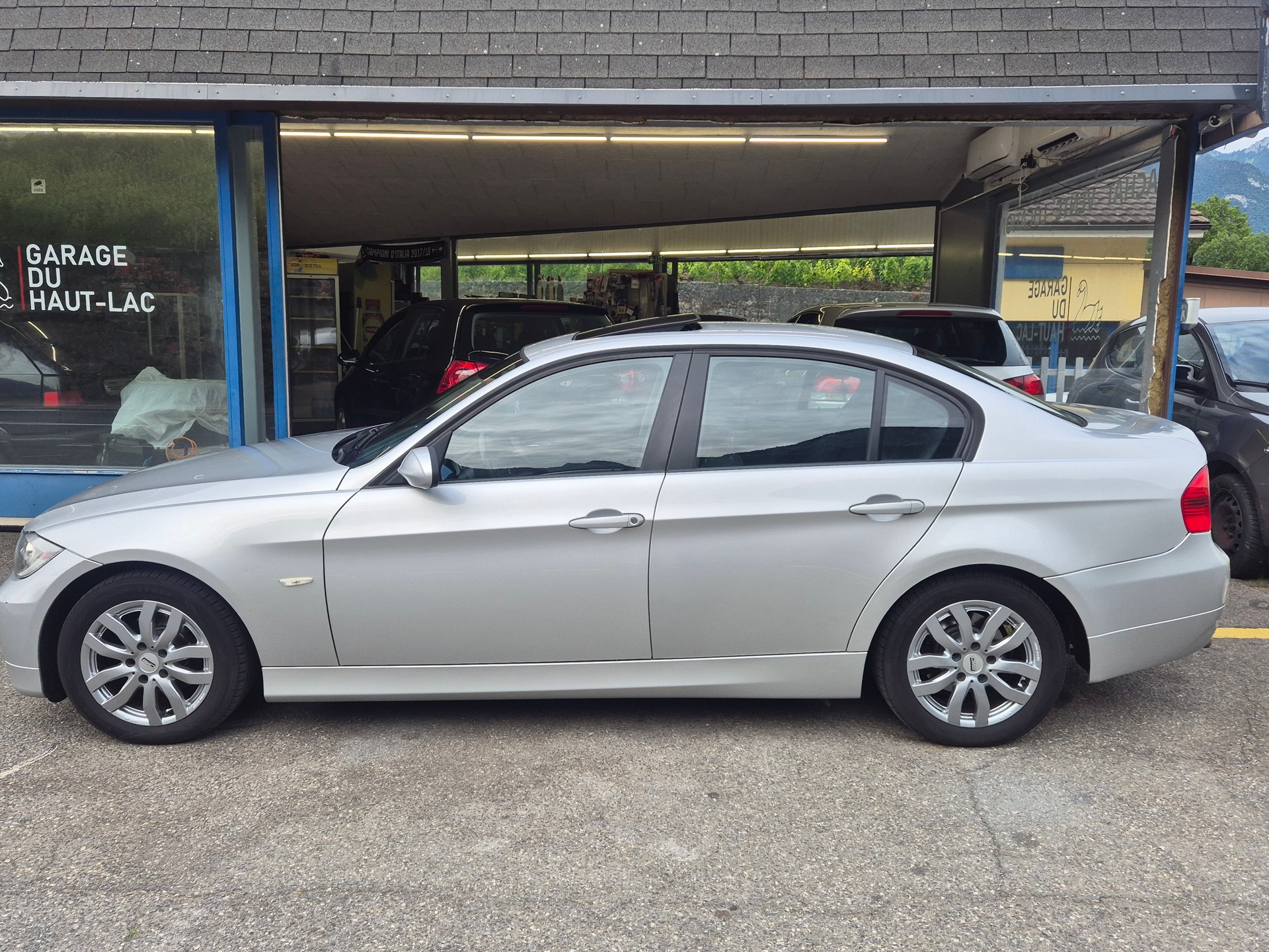 BMW 320i-image-2