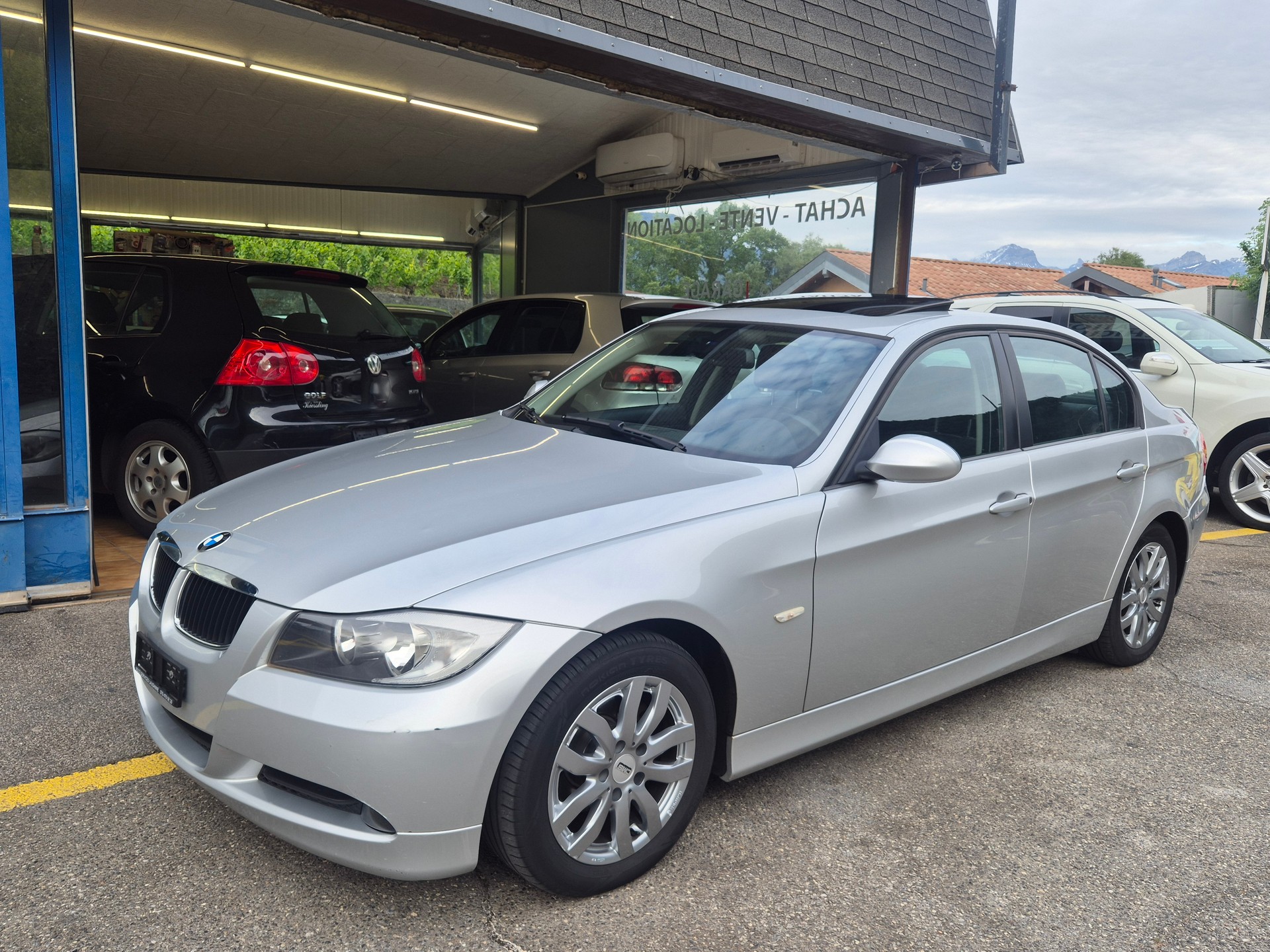 BMW 320i-image-0