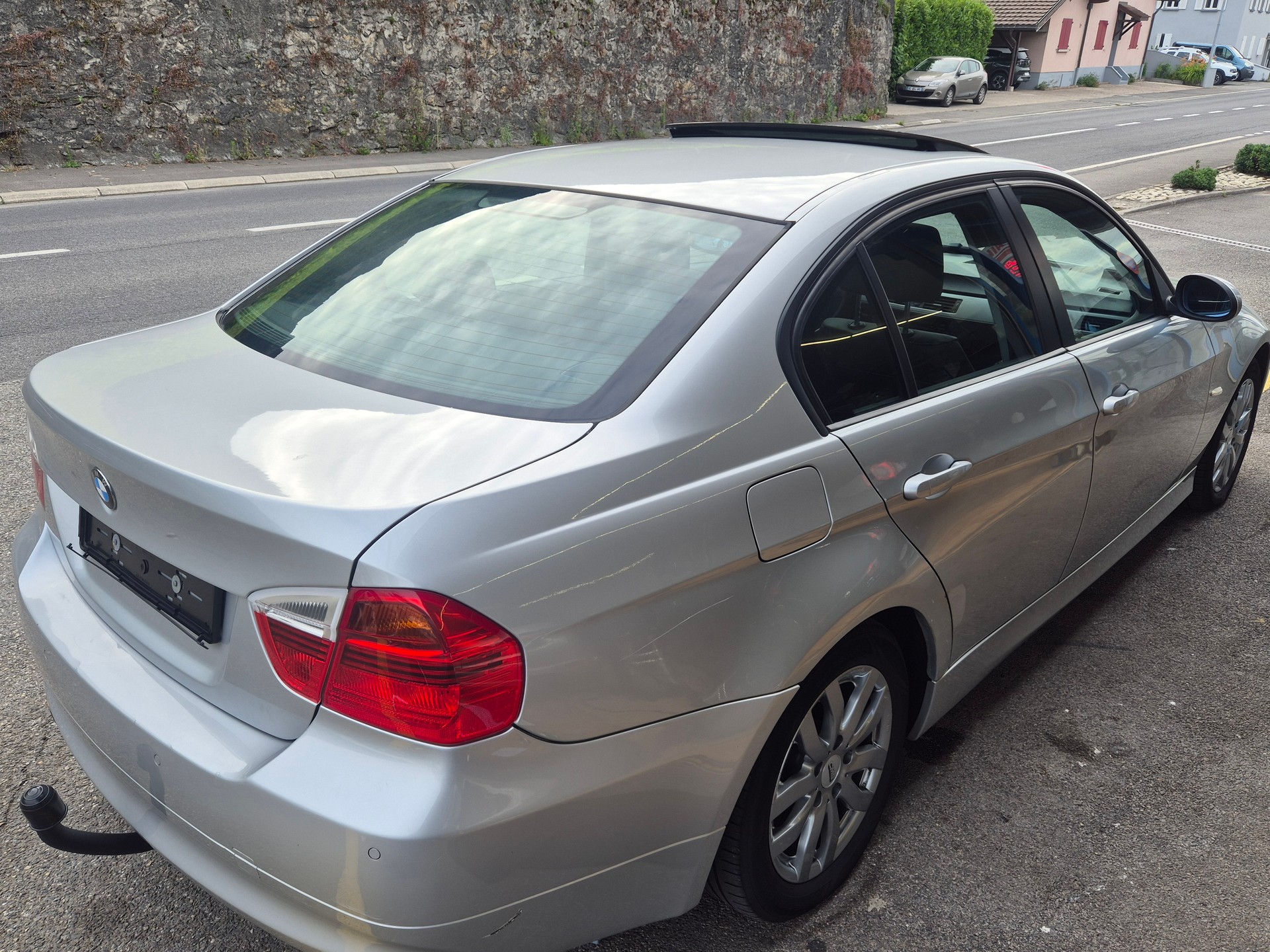 BMW 320i-image-3
