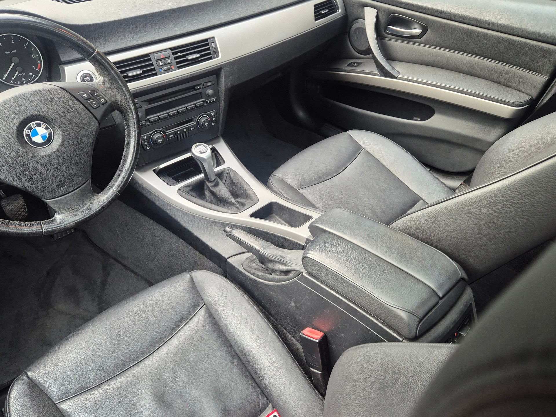 BMW 320i-image-8