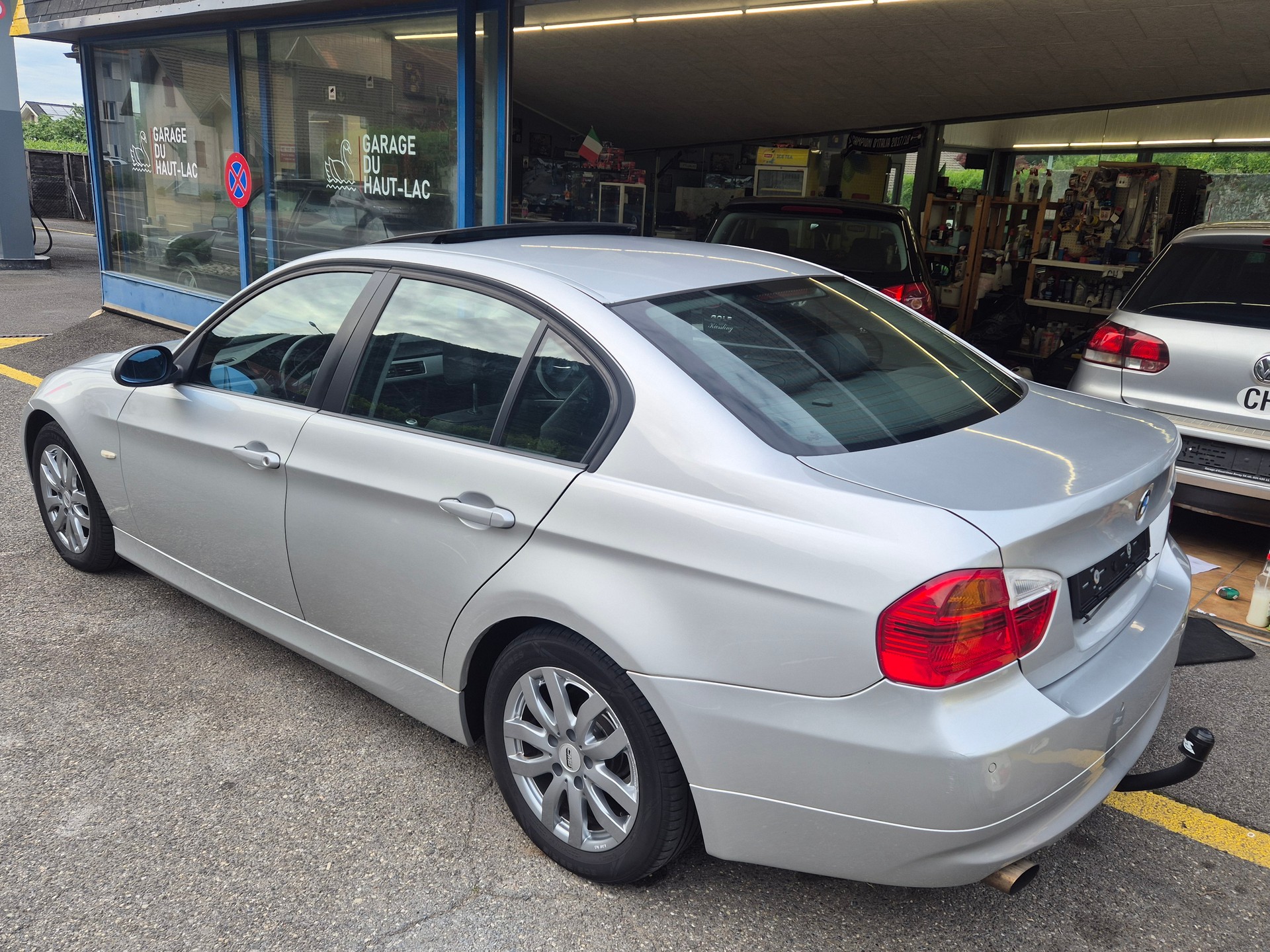 BMW 320i-image-1