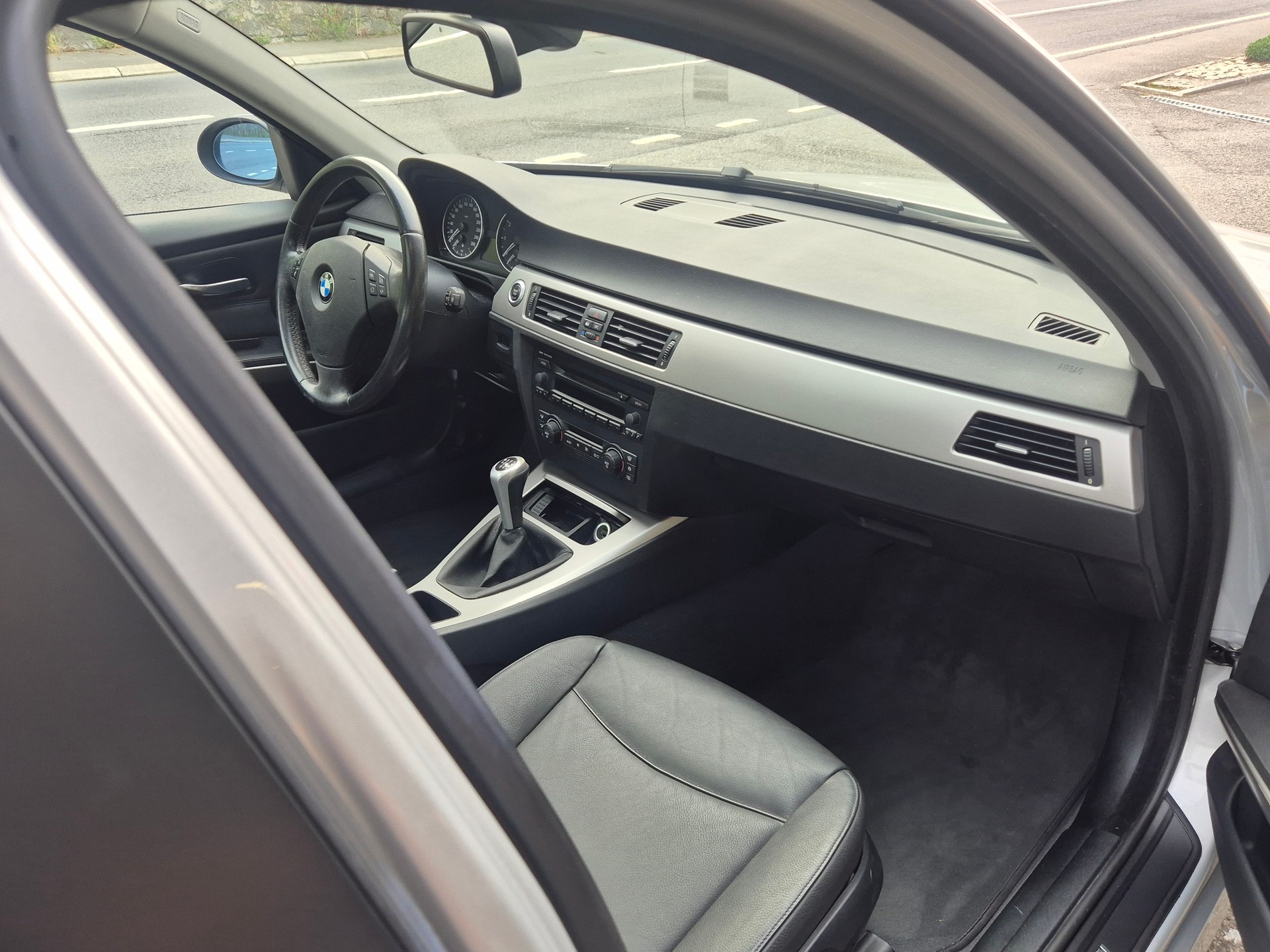 BMW 320i-image-5
