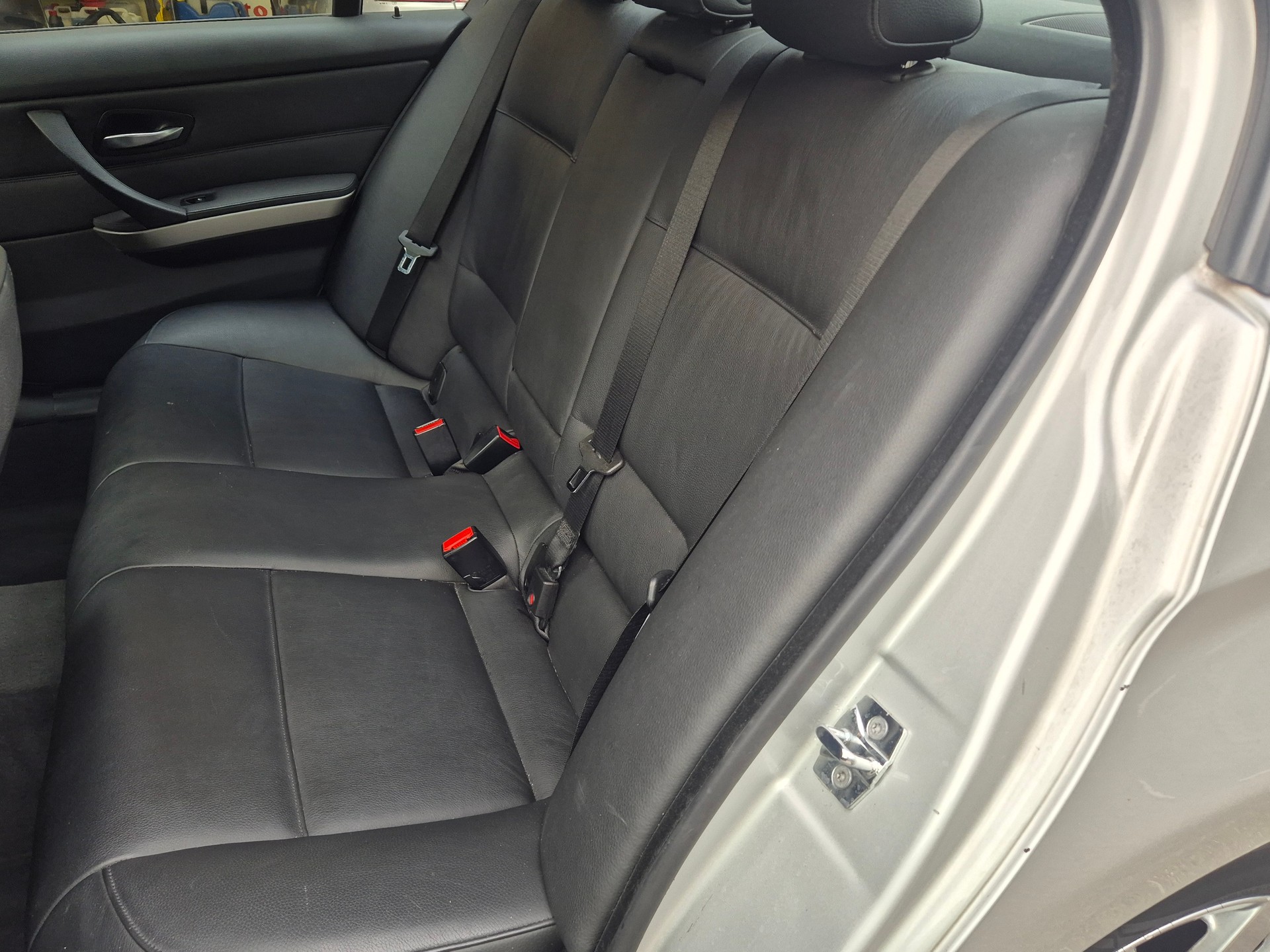 BMW 320i-image-9