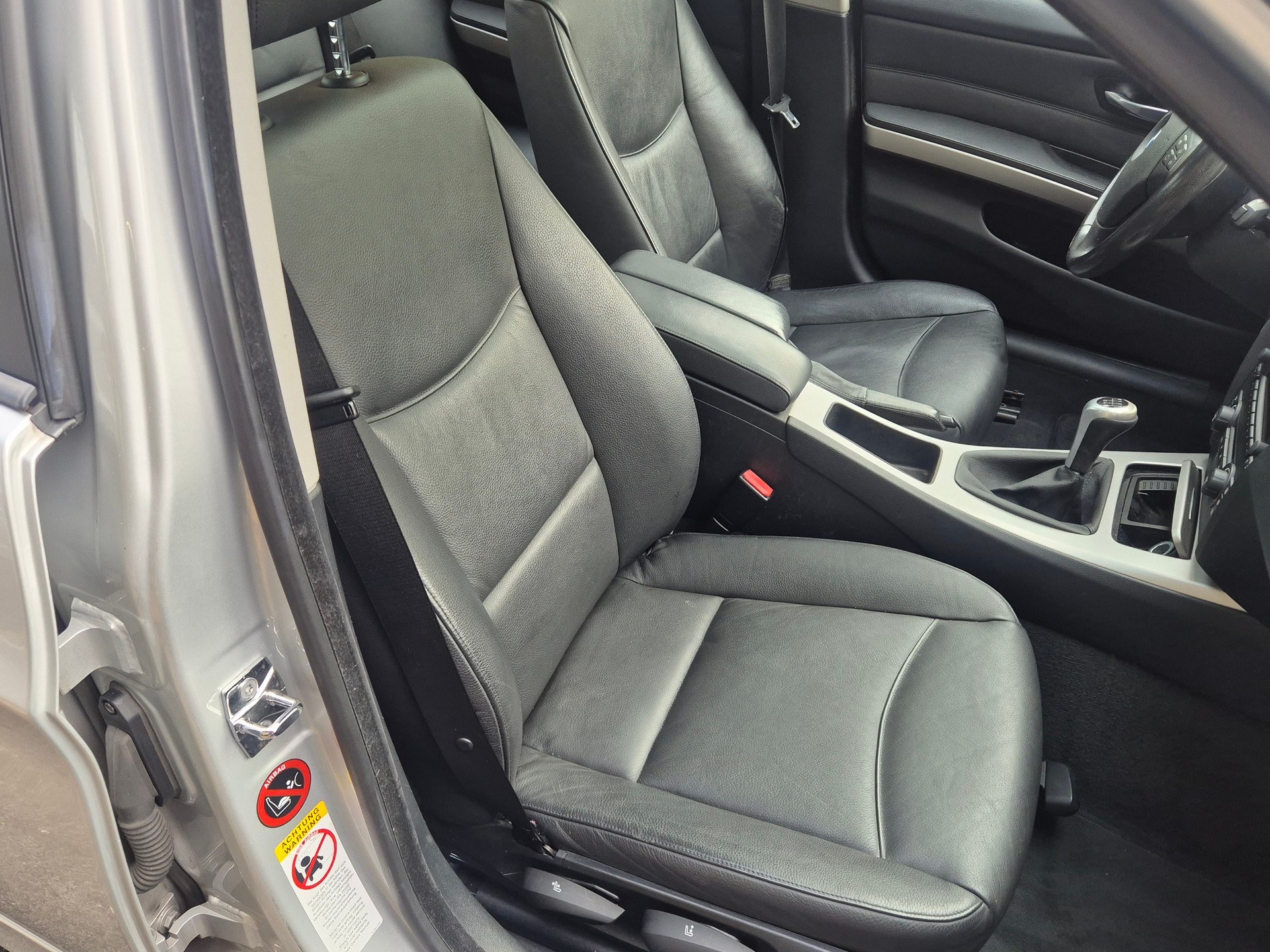 BMW 320i-image-4
