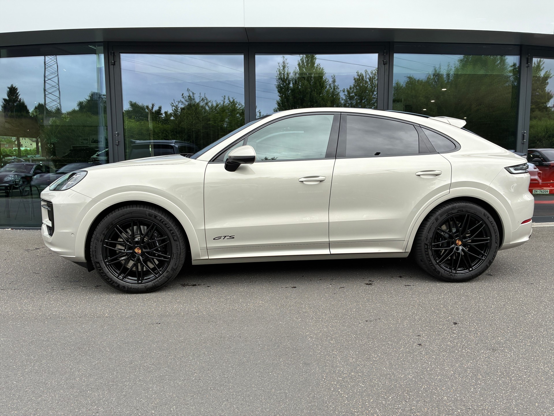 PORSCHE 4.0 V8 GTS-image-2