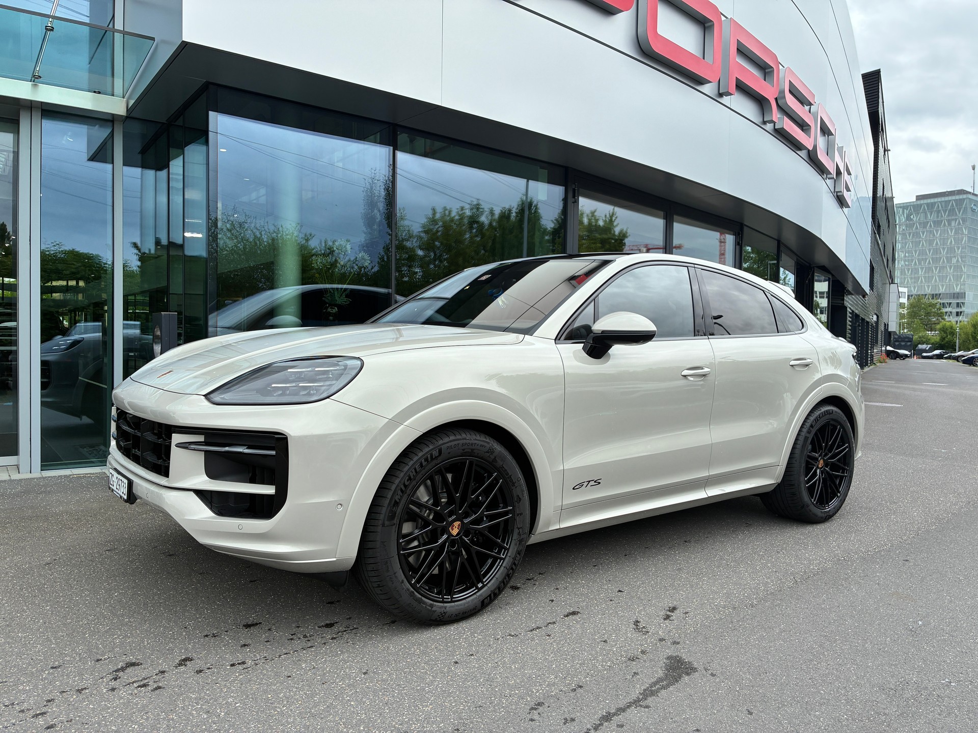 PORSCHE 4.0 V8 GTS-image-3