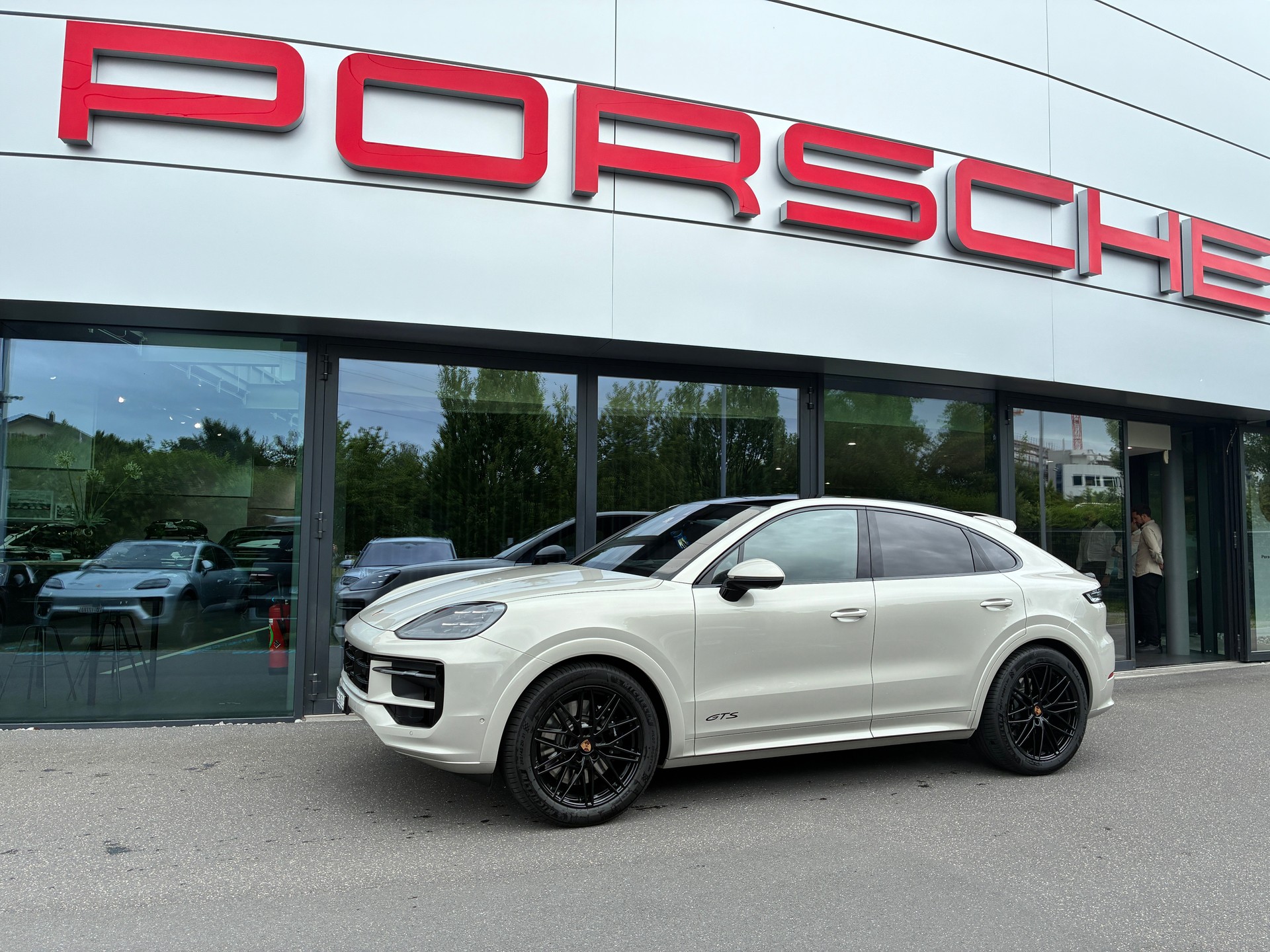 PORSCHE 4.0 V8 GTS-image-0