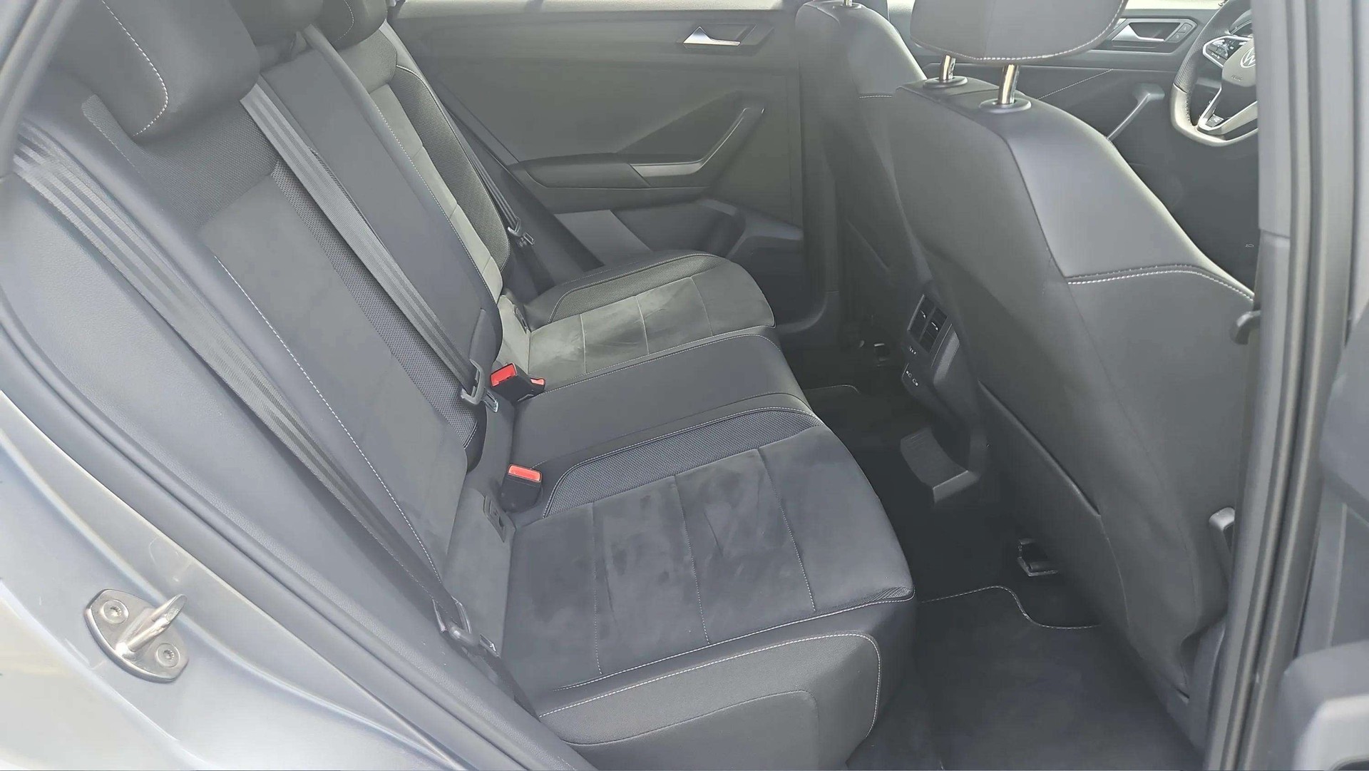 VW T-Roc 2.0 TSI R-Line DSG 4Motion Black Style mit AHK & Rückfahrkamera-image-13