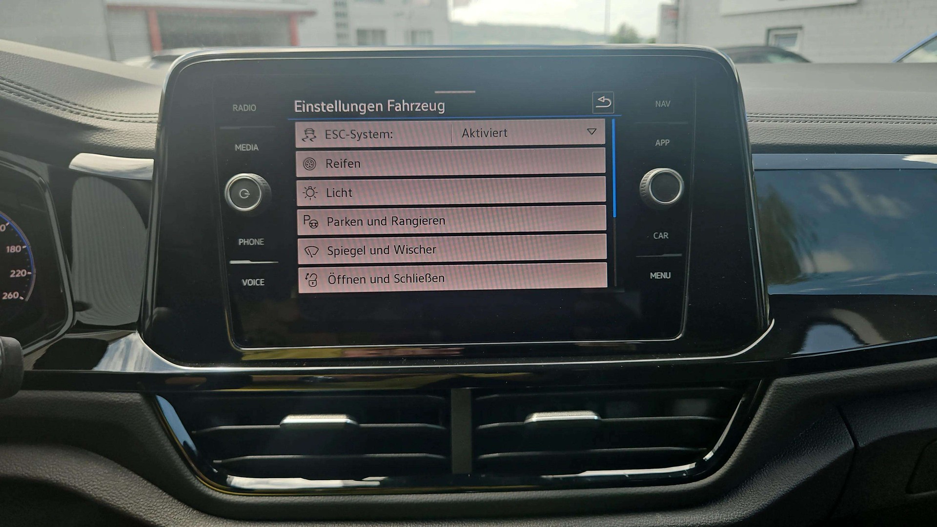VW T-Roc 2.0 TSI R-Line DSG 4Motion Black Style mit AHK & Rückfahrkamera-image-19