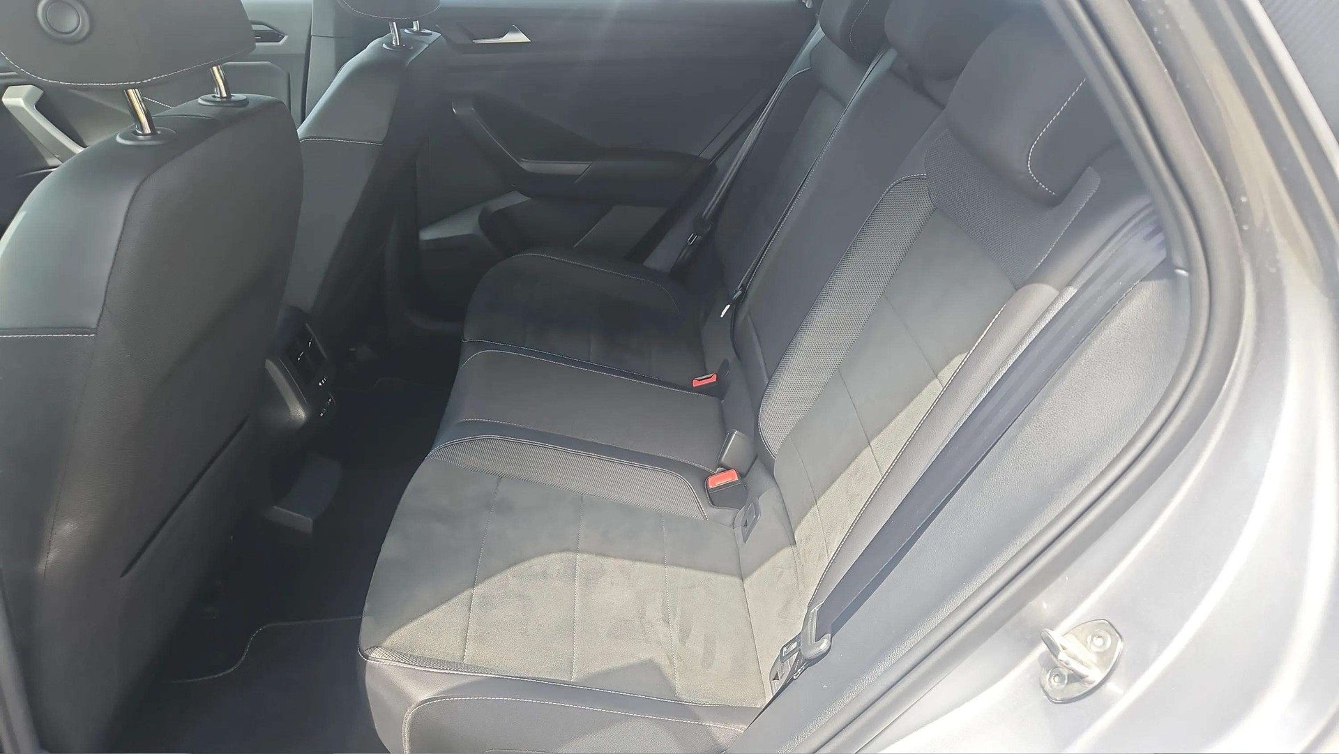 VW T-Roc 2.0 TSI R-Line DSG 4Motion Black Style mit AHK & Rückfahrkamera-image-12