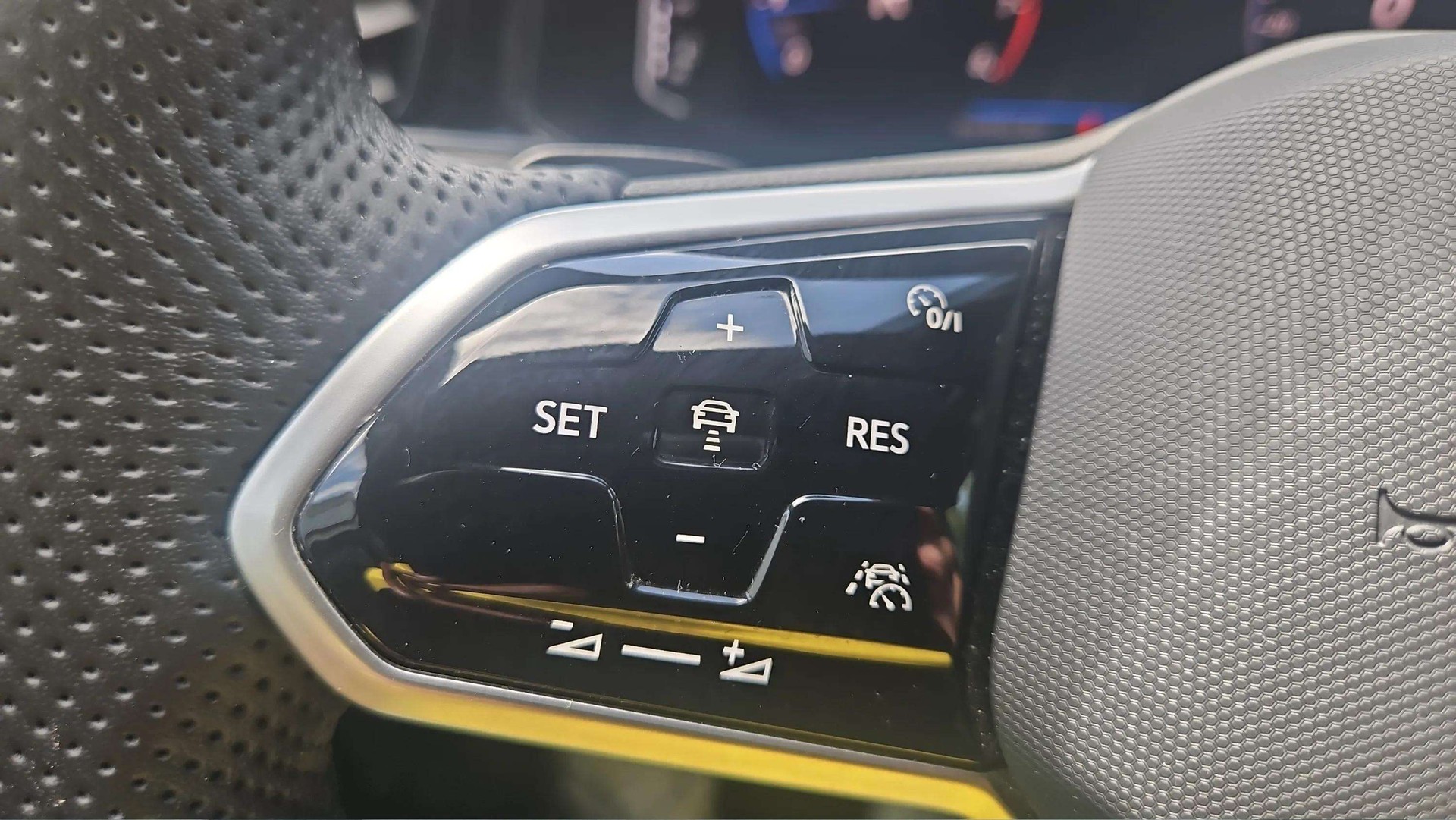 VW T-Roc 2.0 TSI R-Line DSG 4Motion Black Style mit AHK & Rückfahrkamera-image-26