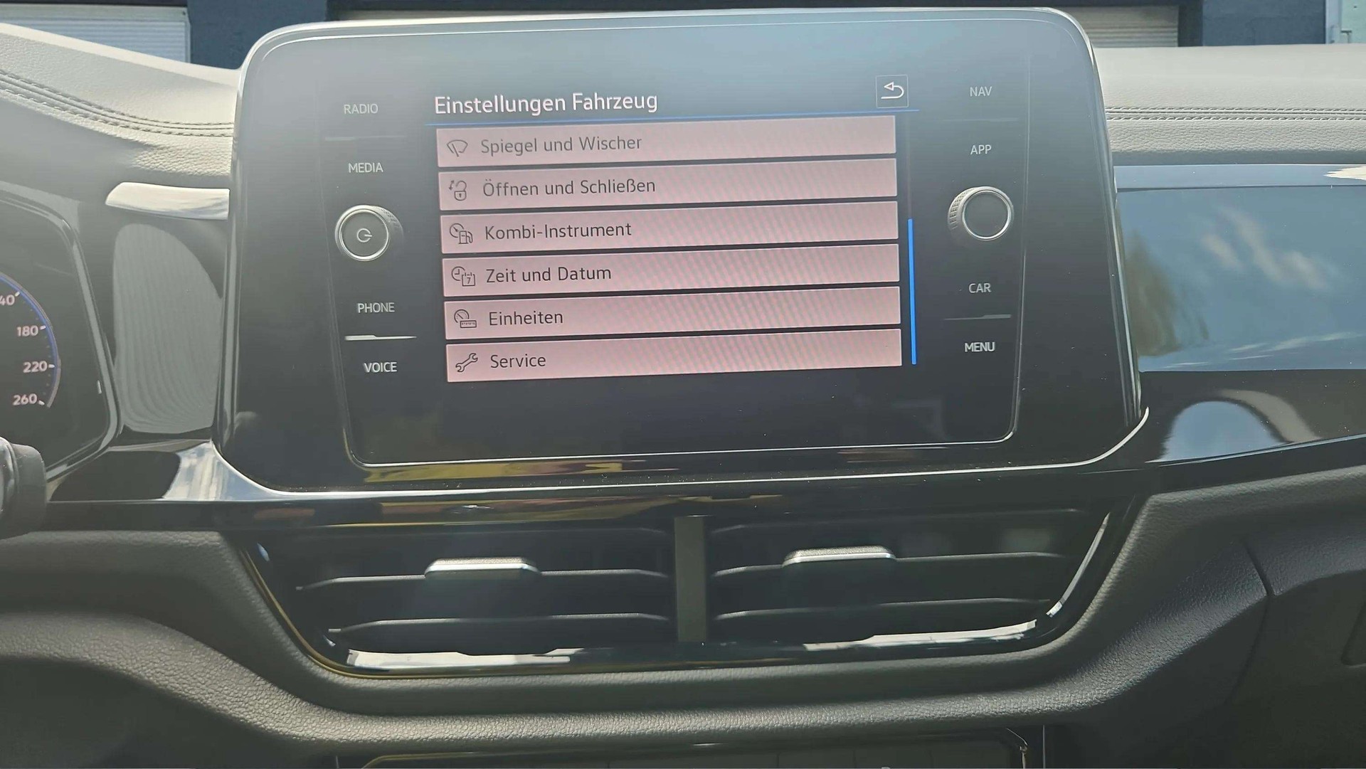 VW T-Roc 2.0 TSI R-Line DSG 4Motion Black Style mit AHK & Rückfahrkamera-image-18