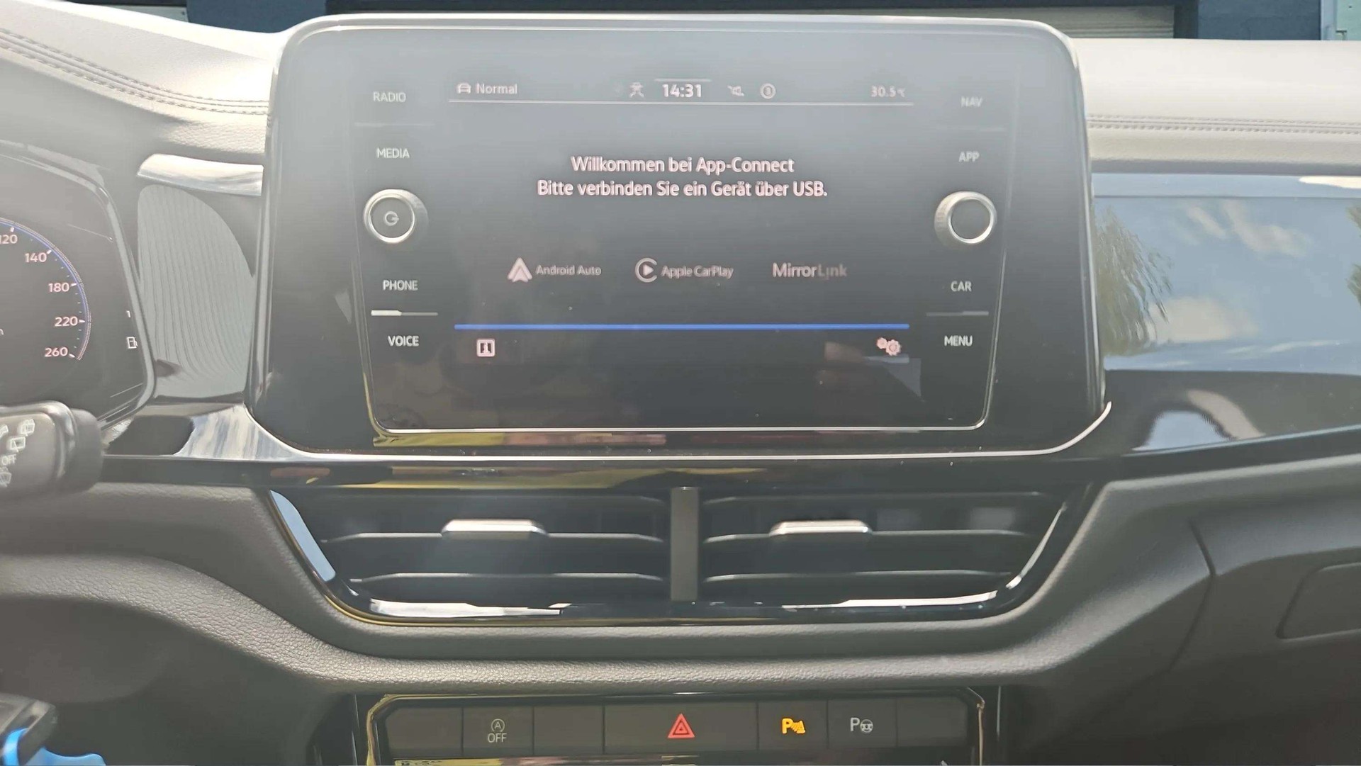 VW T-Roc 2.0 TSI R-Line DSG 4Motion Black Style mit AHK & Rückfahrkamera-image-24