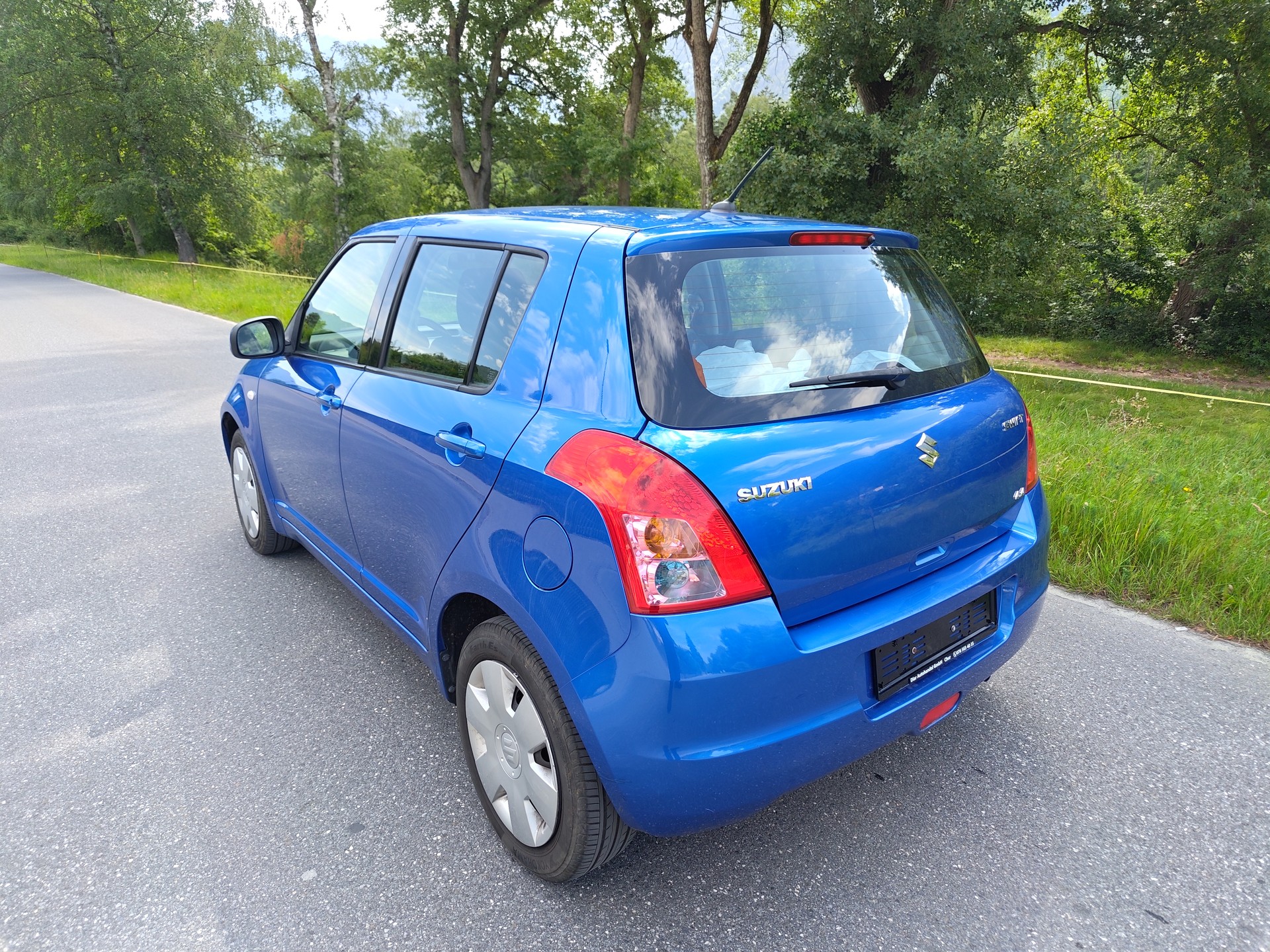 SUZUKI Swift 1.3i 16V GL 4x4-image-4