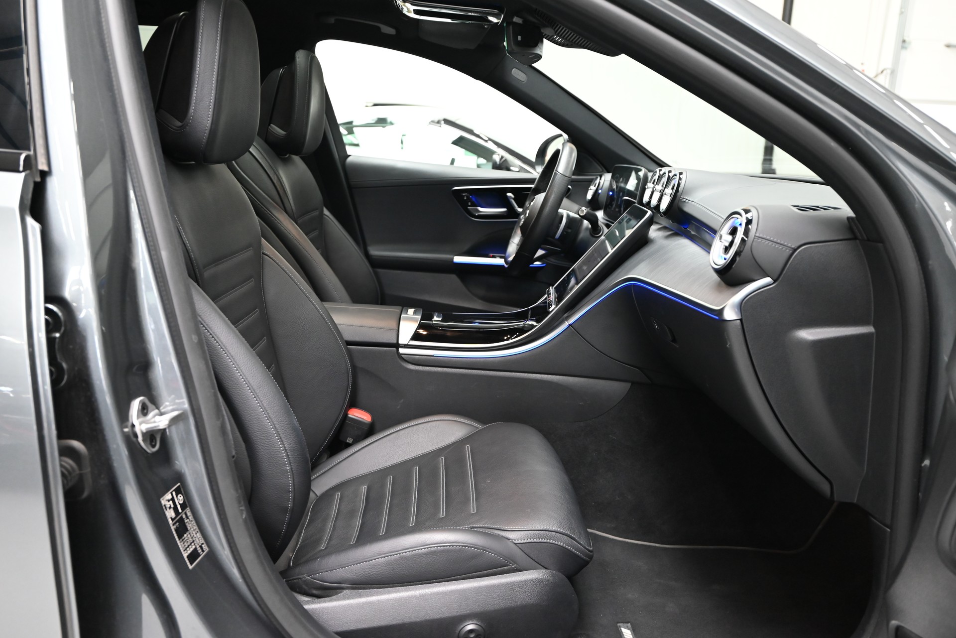 MERCEDES-BENZ C 300 d T AMG Line-image-27