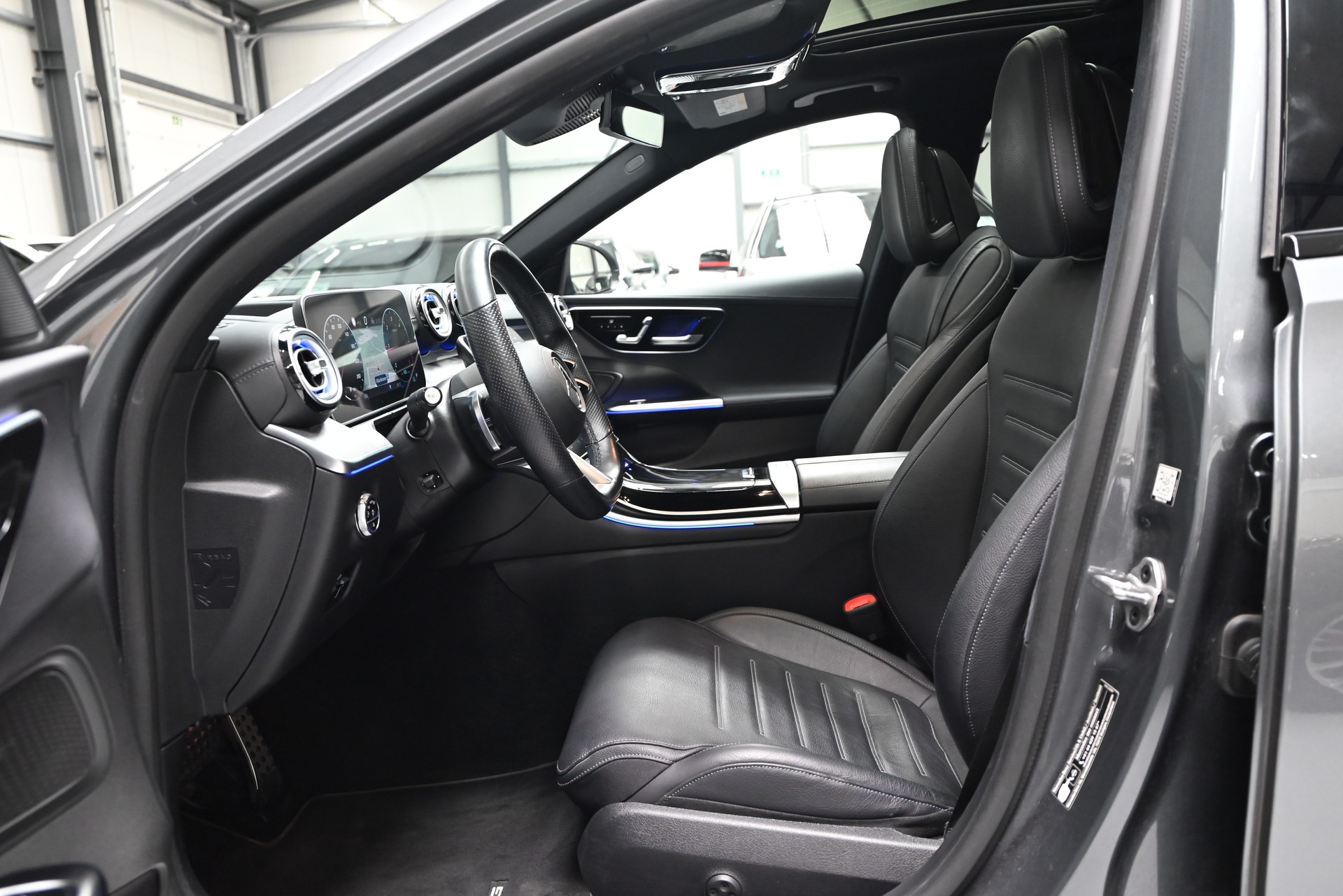 MERCEDES-BENZ C 300 d T AMG Line-image-18