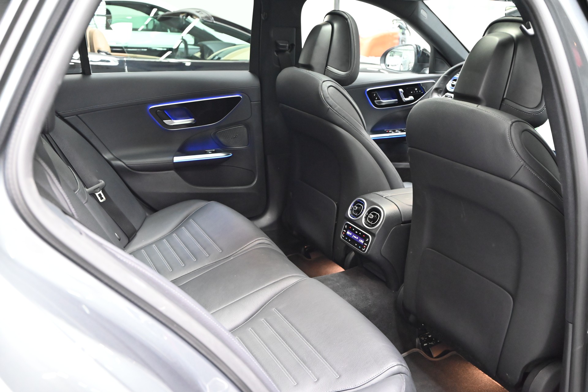 MERCEDES-BENZ C 300 d T AMG Line-image-24