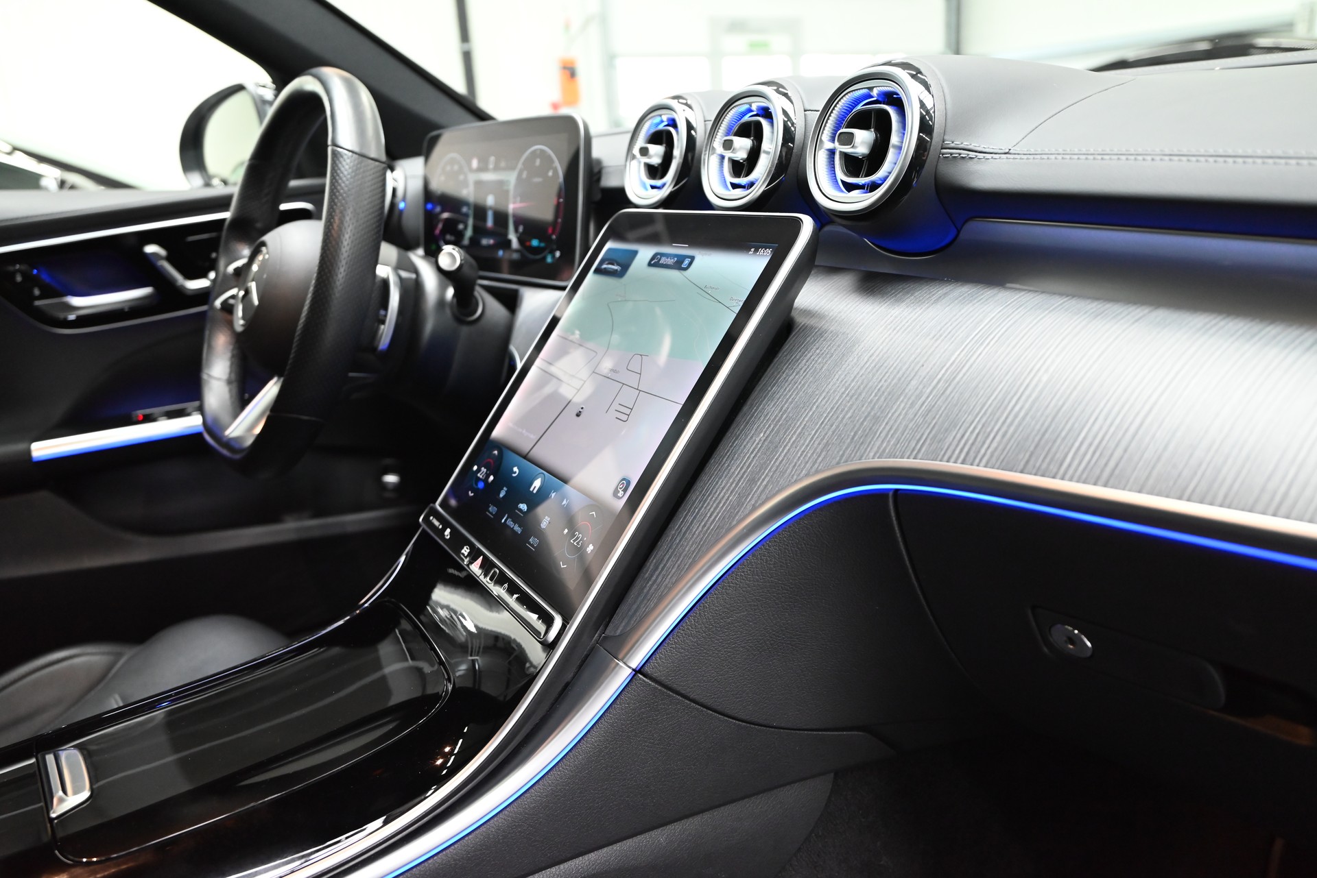 MERCEDES-BENZ C 300 d T AMG Line-image-29