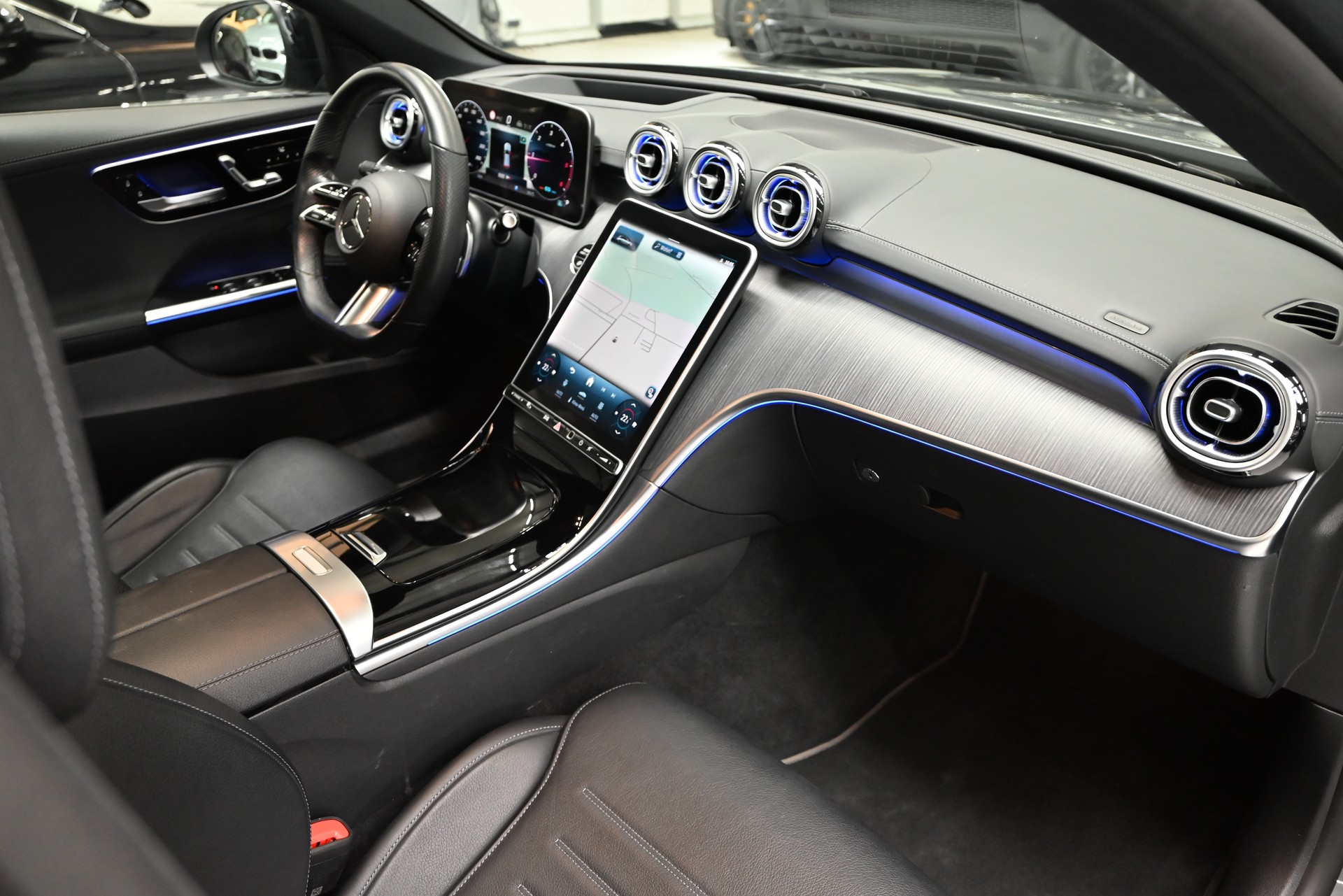 MERCEDES-BENZ C 300 d T AMG Line-image-28