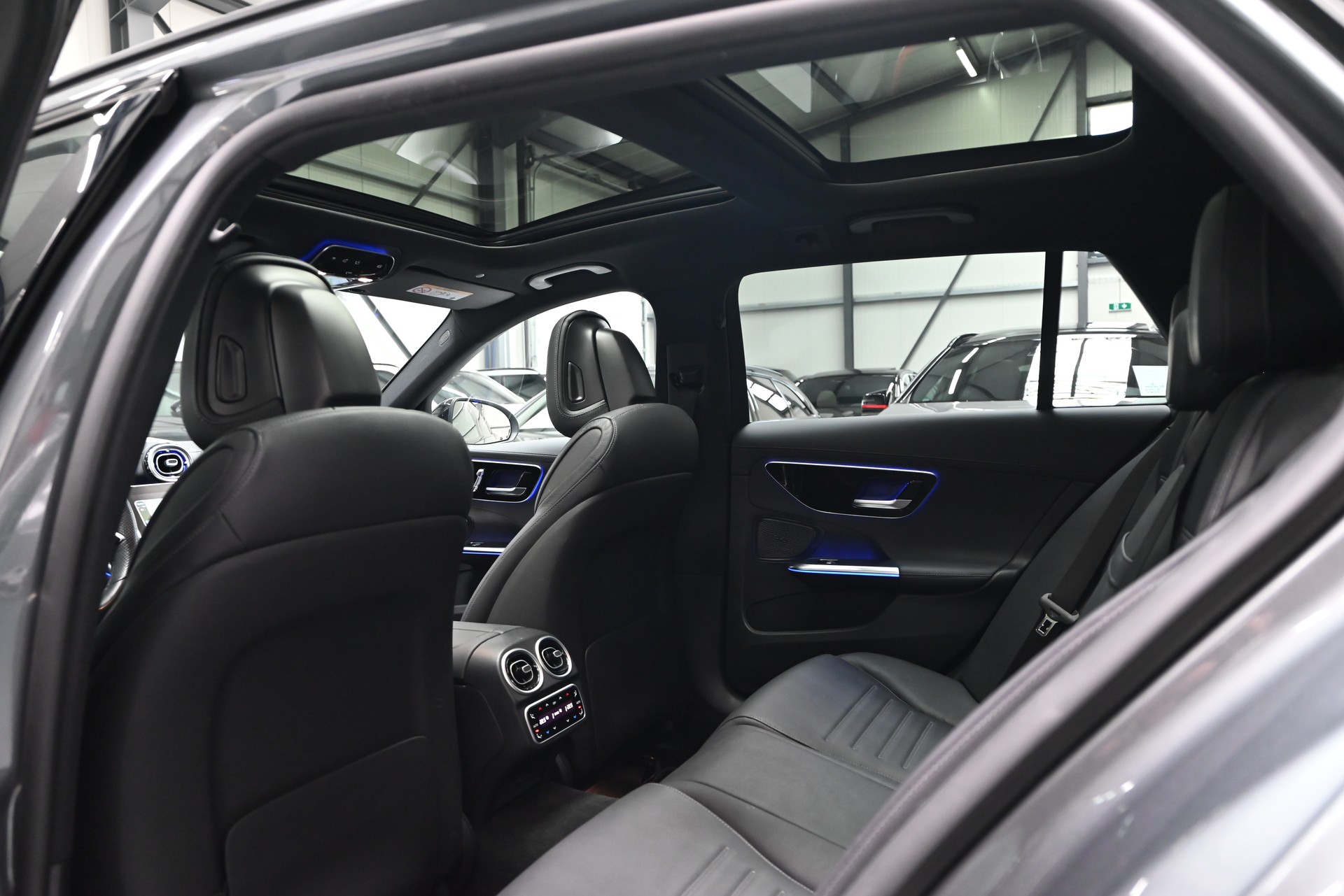 MERCEDES-BENZ C 300 d T AMG Line-image-21