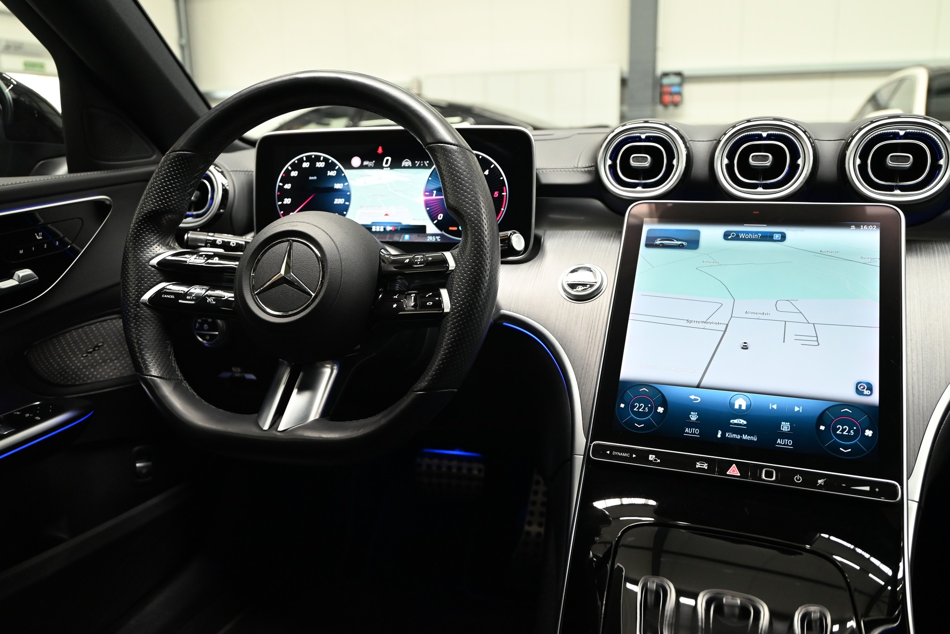 MERCEDES-BENZ C 300 d T AMG Line-image-12