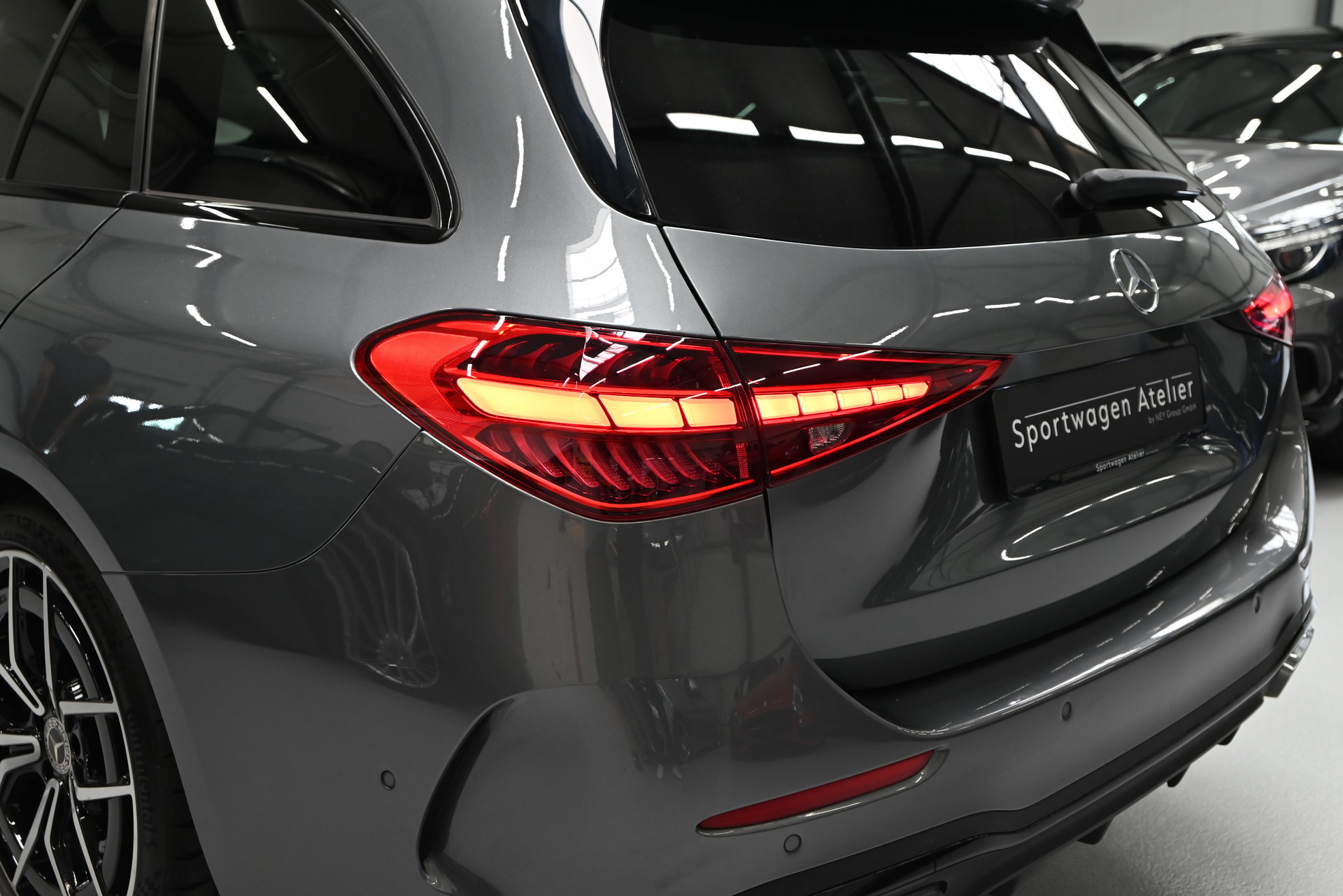 MERCEDES-BENZ C 300 d T AMG Line-image-5