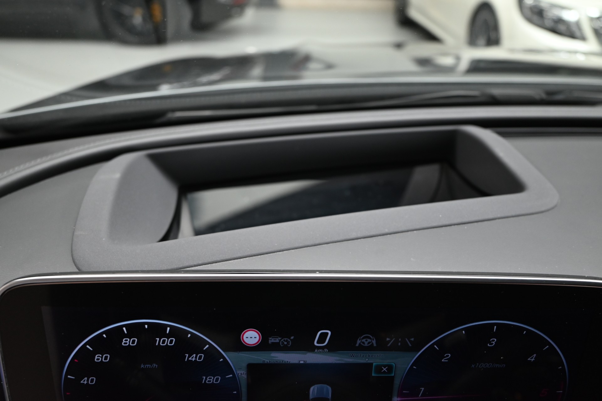 MERCEDES-BENZ C 300 d T AMG Line-image-16