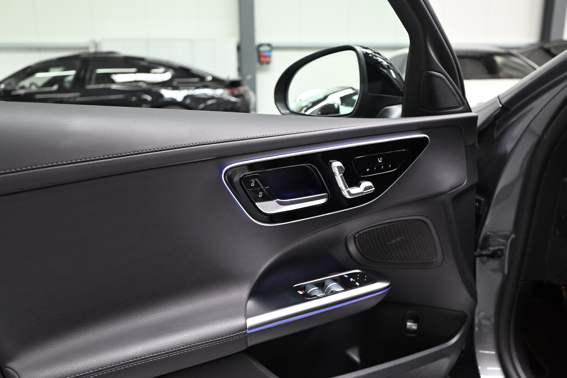 MERCEDES-BENZ C 300 d T AMG Line-image-19