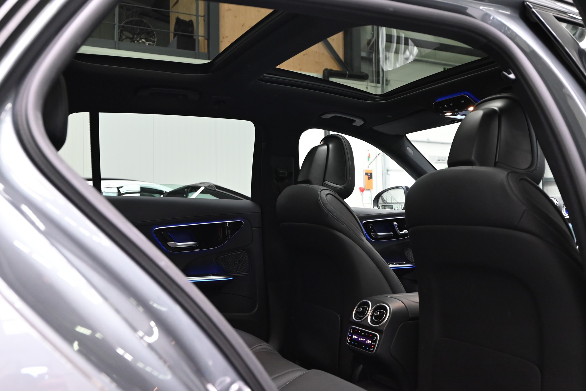 MERCEDES-BENZ C 300 d T AMG Line-image-25