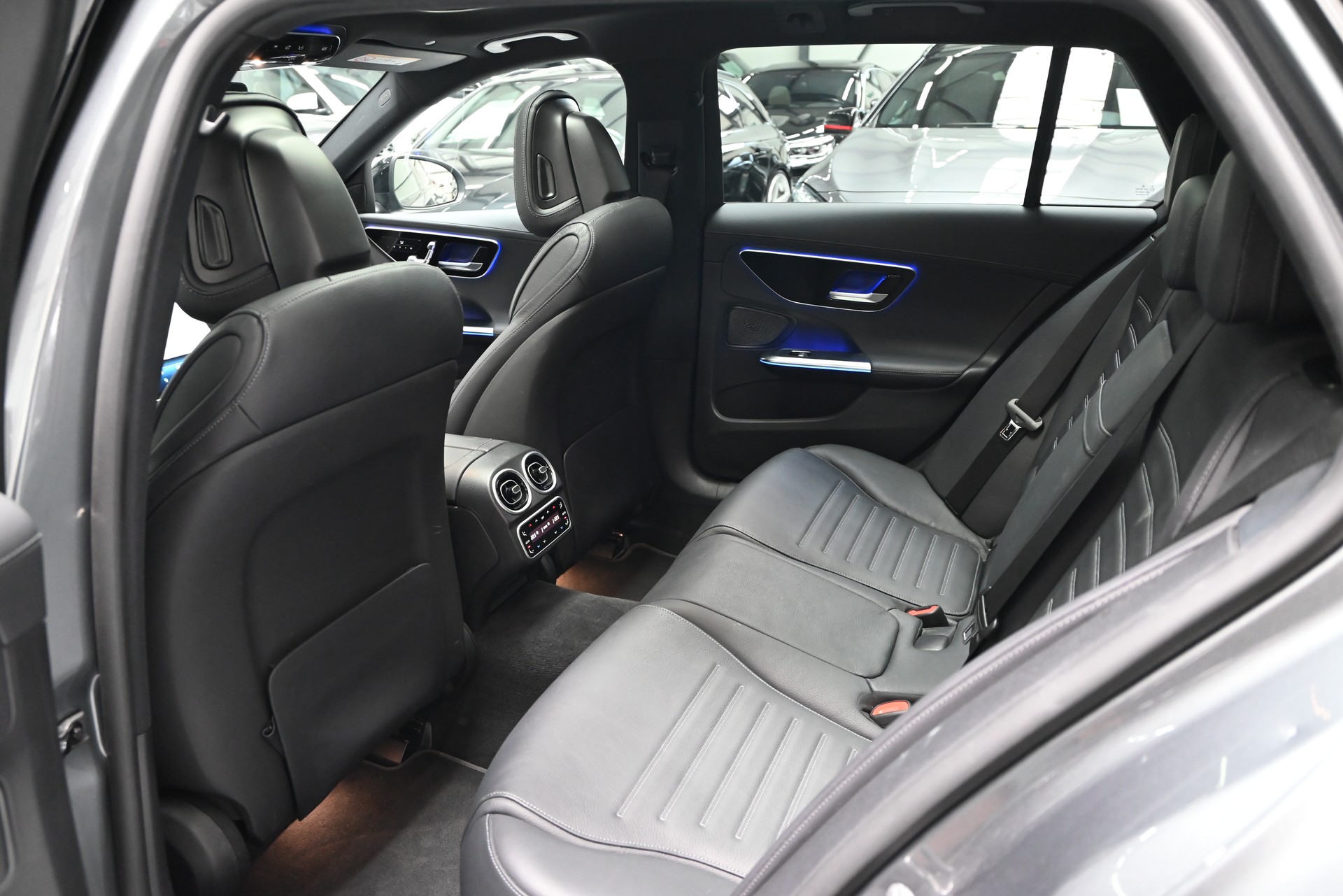 MERCEDES-BENZ C 300 d T AMG Line-image-20