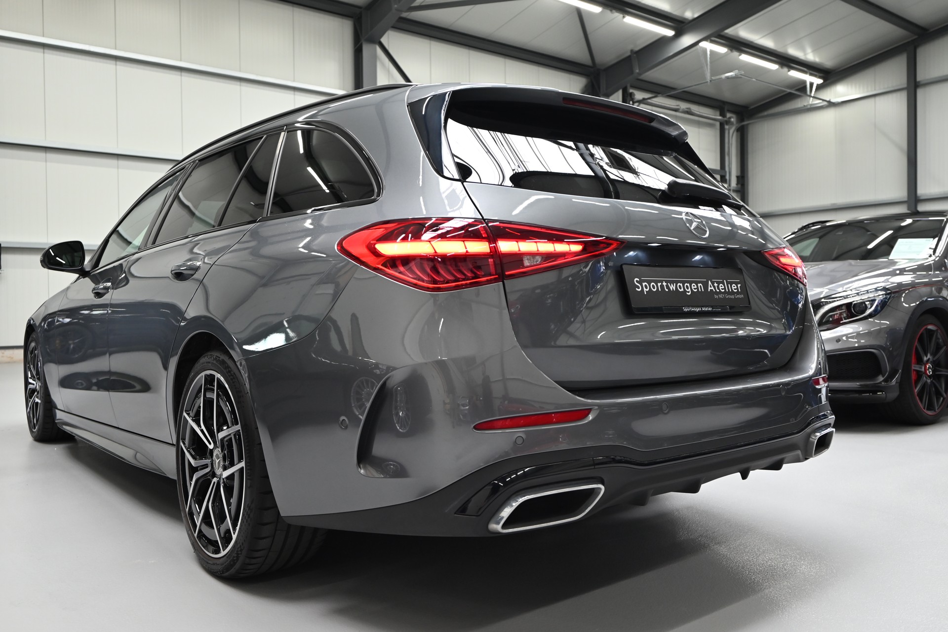 MERCEDES-BENZ C 300 d T AMG Line-image-4