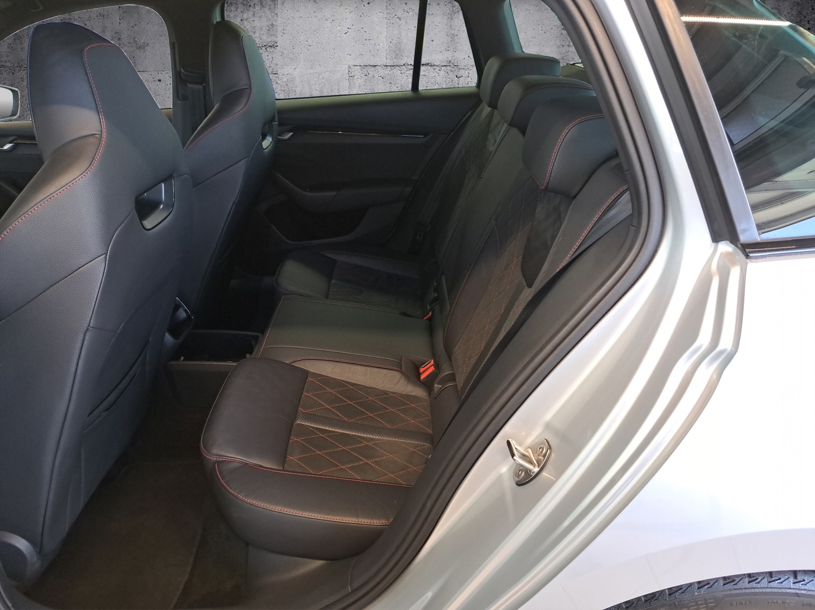 SKODA Octavia Combi 2.0 TSI RS DSG 265 PS-image-15