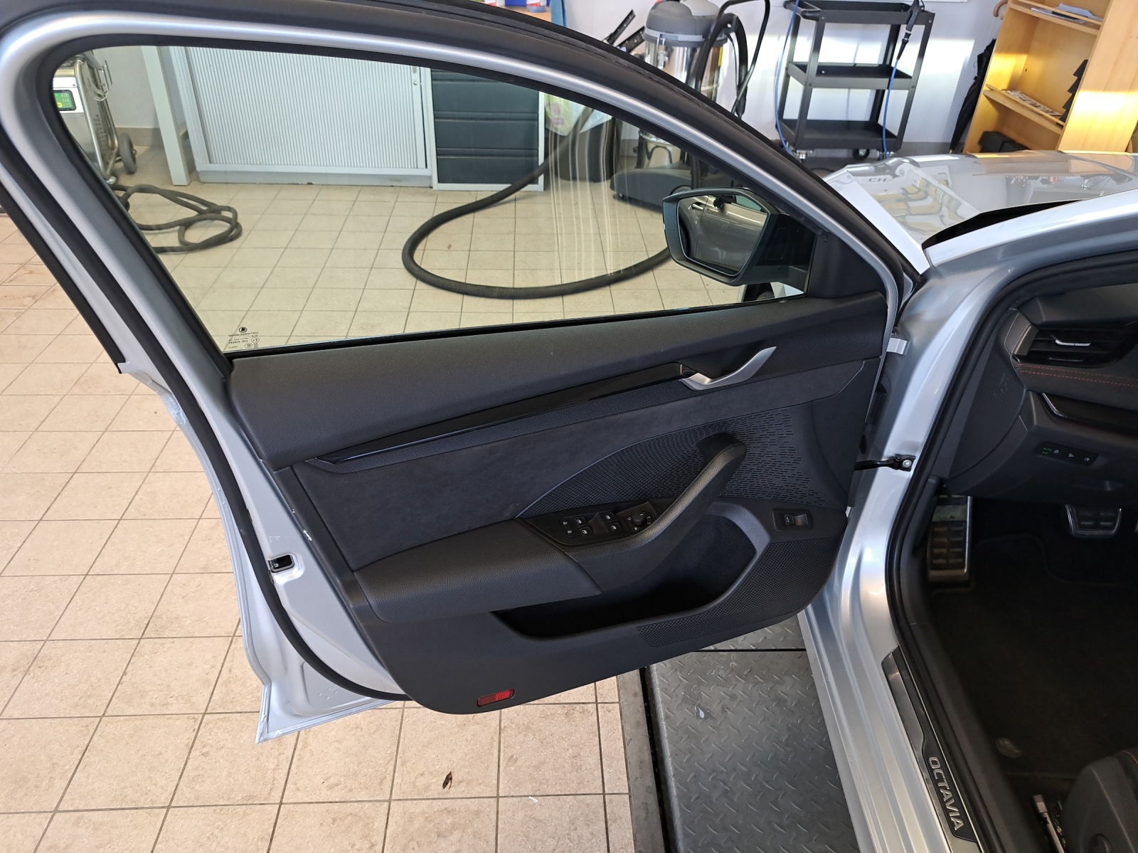 SKODA Octavia Combi 2.0 TSI RS DSG 265 PS-image-14