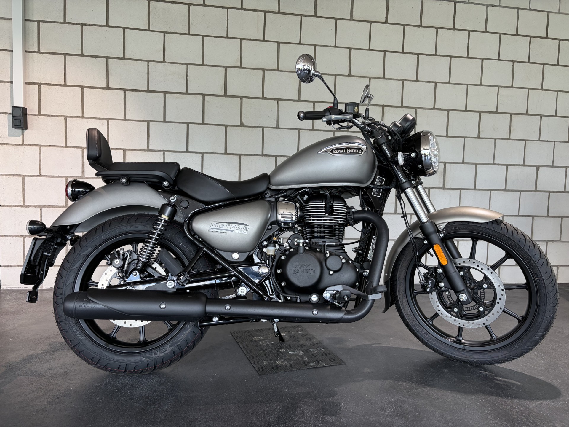 ROYAL ENFIELD METEOR 350-showroom-element-1