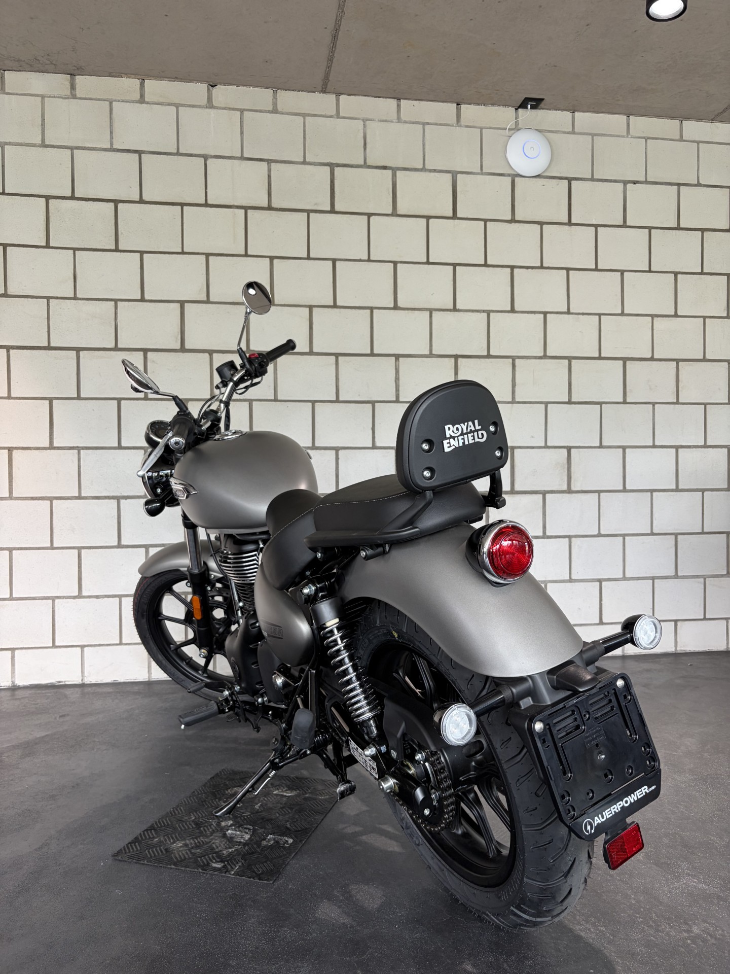 ROYAL ENFIELD METEOR 350-showroom-element-3