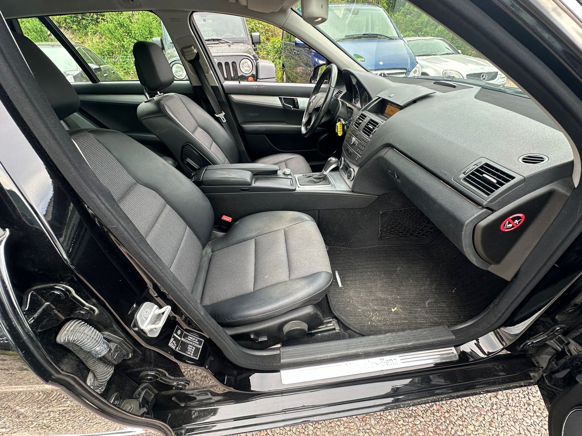 MERCEDES-BENZ C 180 CGI BlueEfficiency Avantgarde Automatic-image-13