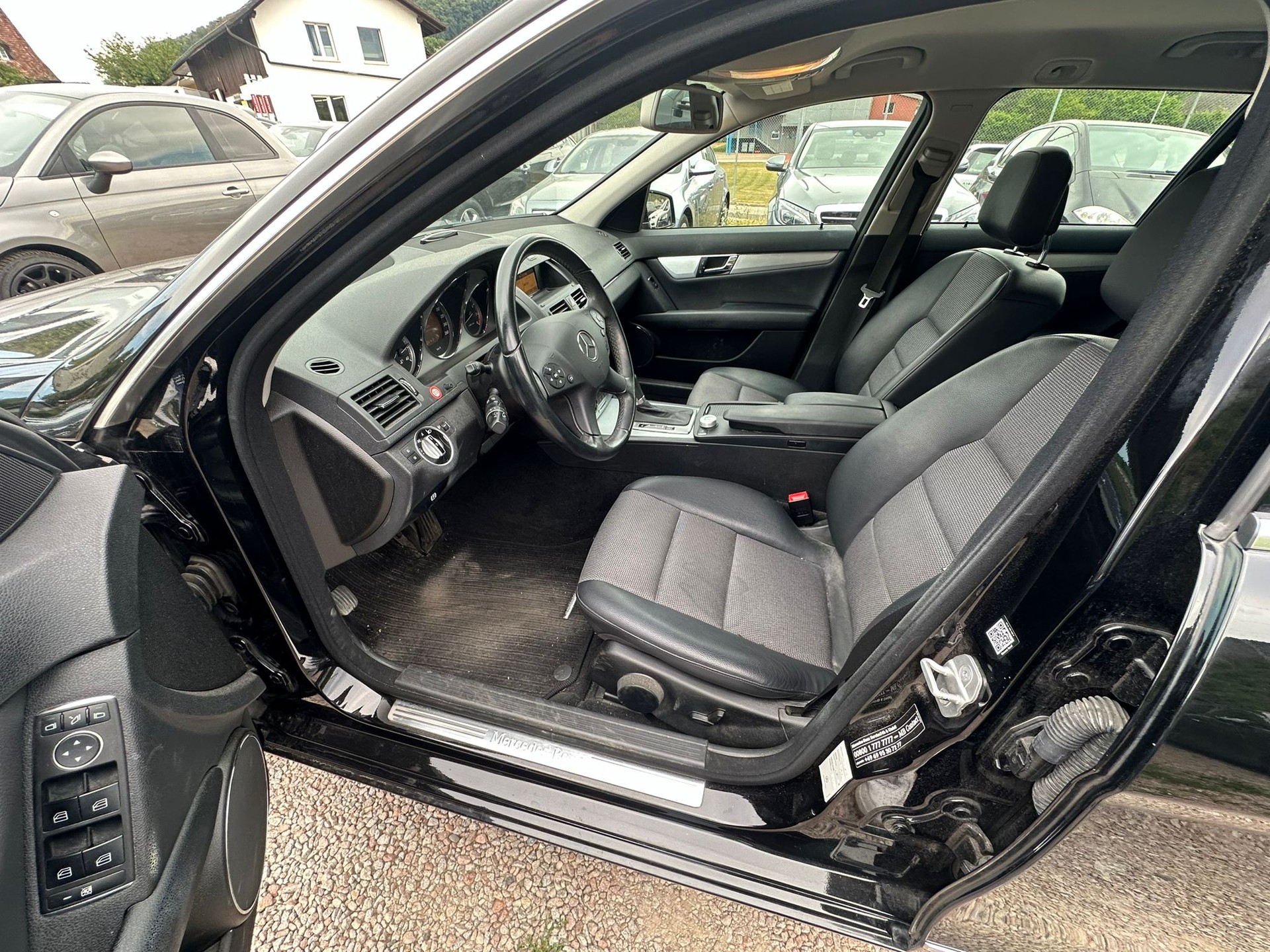 MERCEDES-BENZ C 180 CGI BlueEfficiency Avantgarde Automatic-image-10