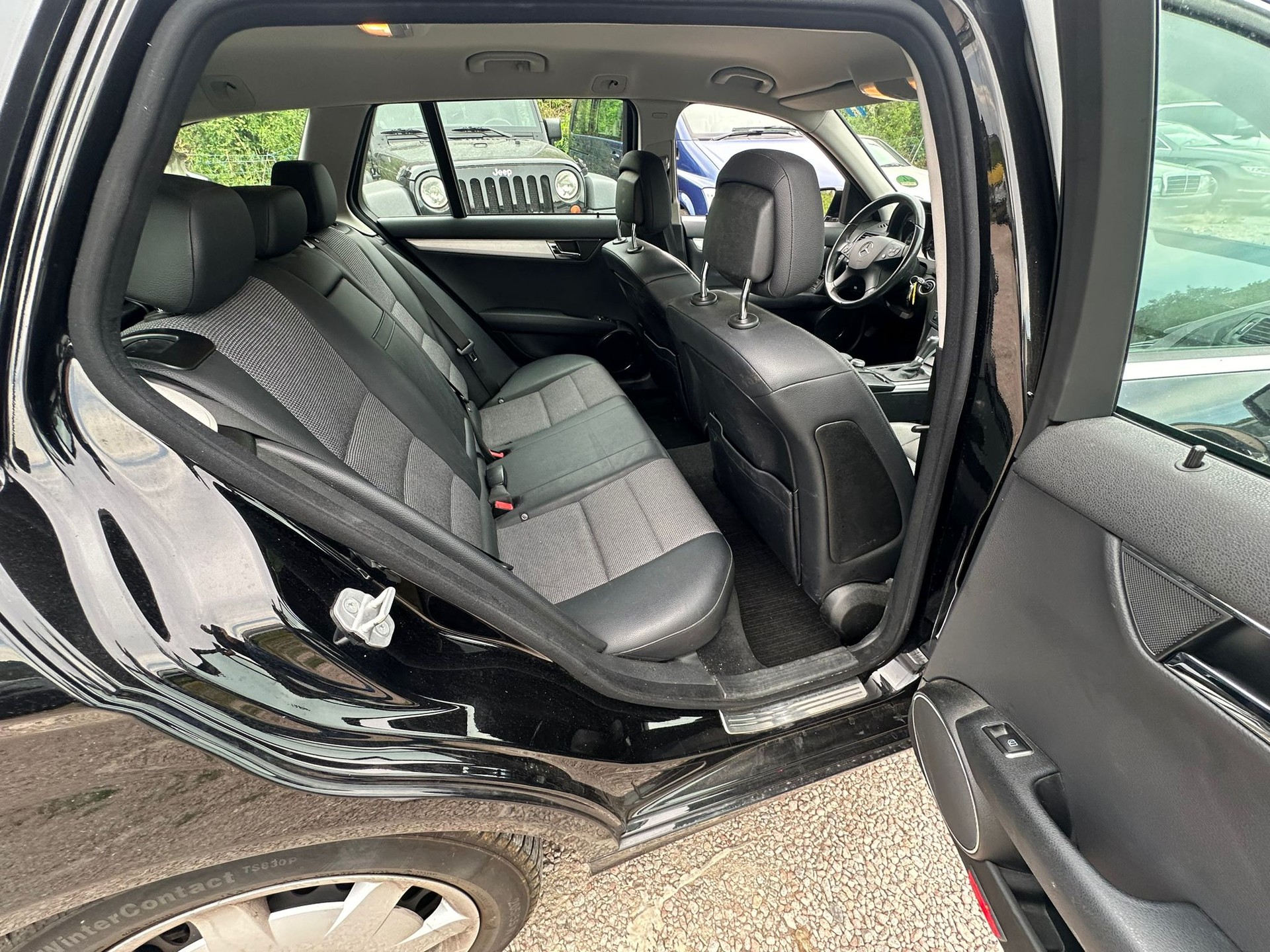 MERCEDES-BENZ C 180 CGI BlueEfficiency Avantgarde Automatic-image-12