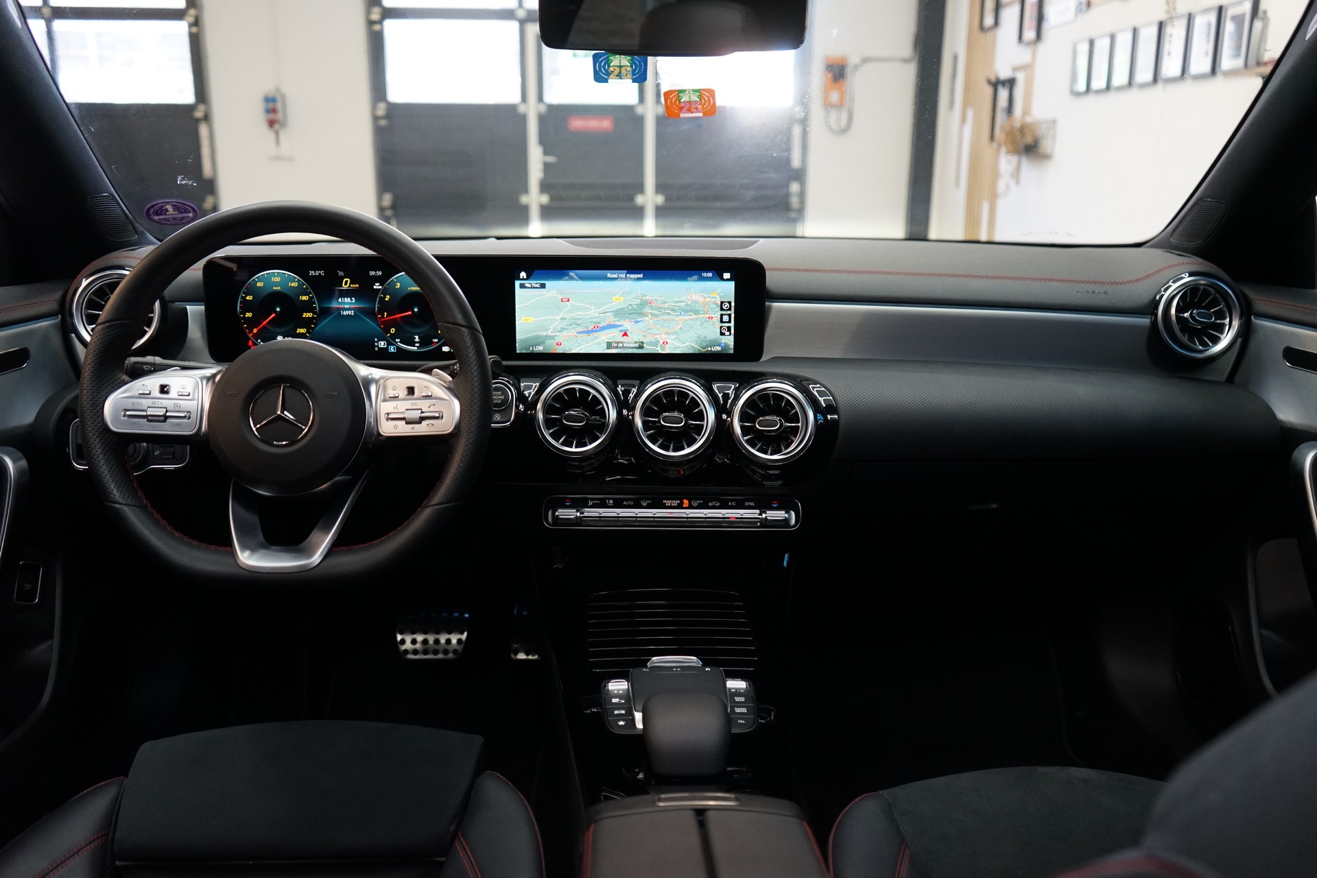 MERCEDES-BENZ CLA 200 AMG Line 7G-DCT-image-6