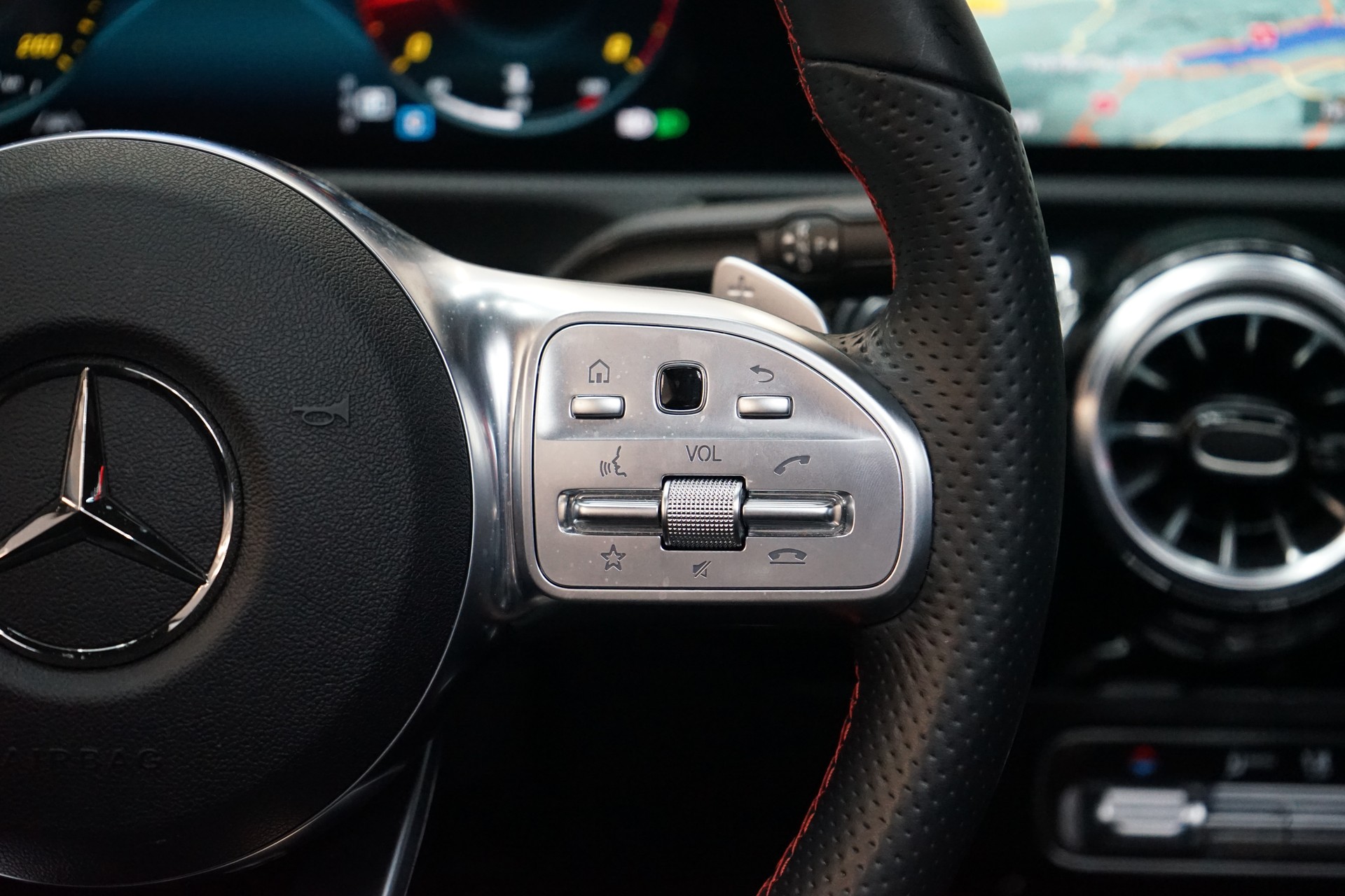 MERCEDES-BENZ CLA 200 AMG Line 7G-DCT-image-9