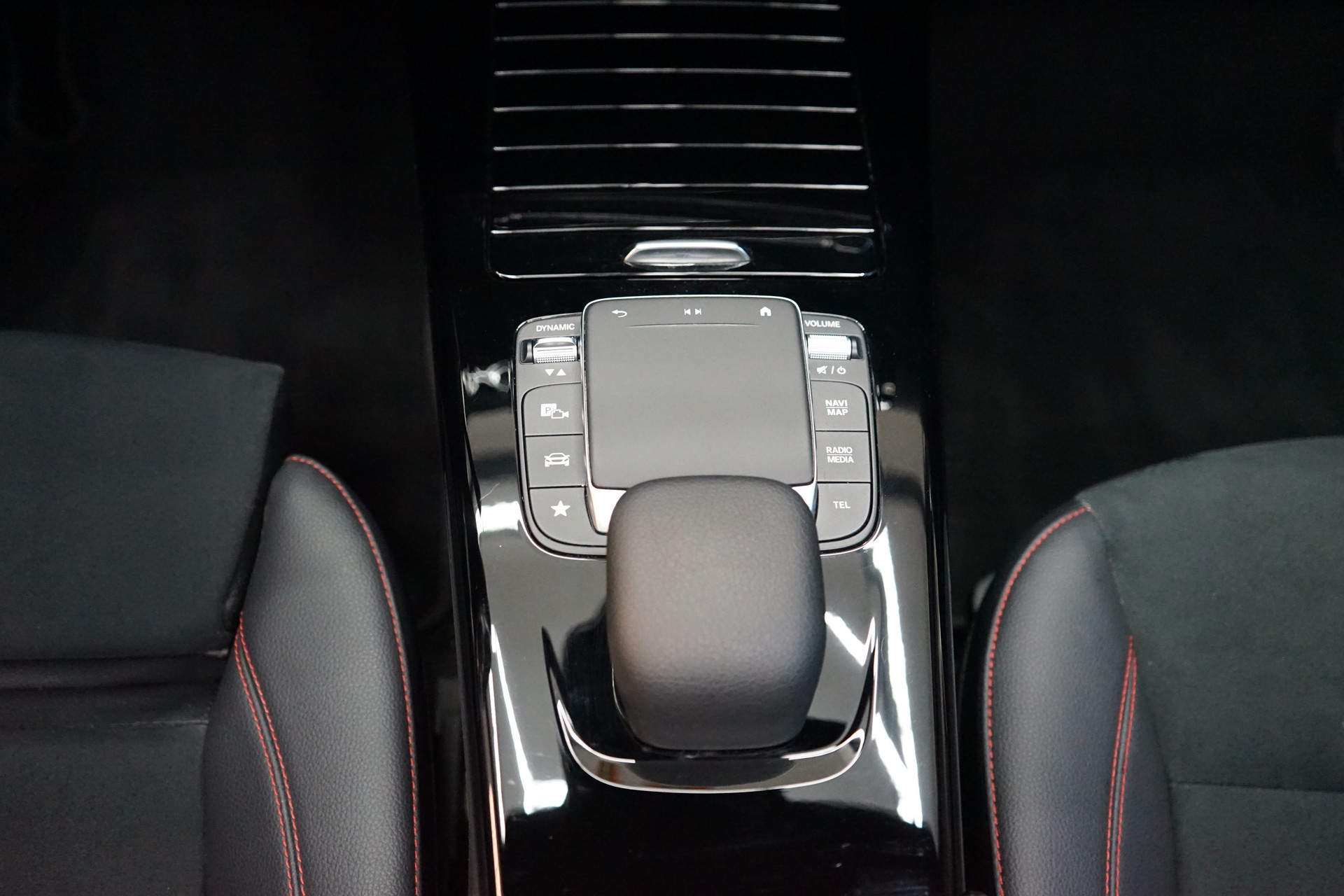MERCEDES-BENZ CLA 200 AMG Line 7G-DCT-image-11