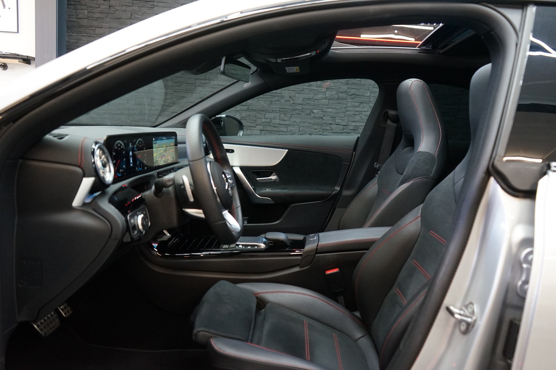 MERCEDES-BENZ CLA 200 AMG Line 7G-DCT-image-3