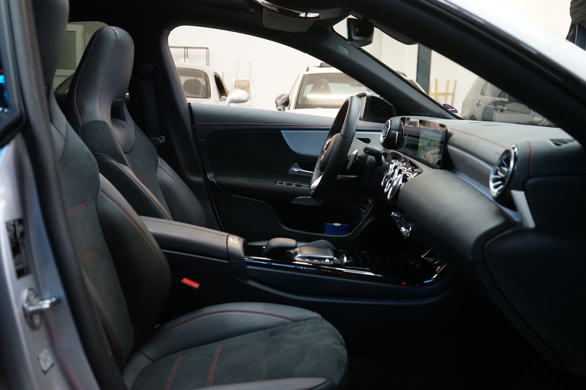 MERCEDES-BENZ CLA 200 AMG Line 7G-DCT-image-4