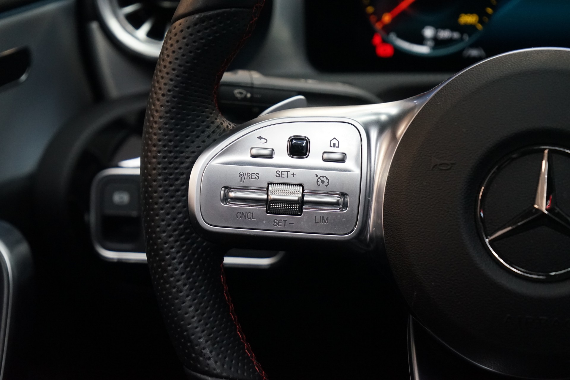 MERCEDES-BENZ CLA 200 AMG Line 7G-DCT-image-8