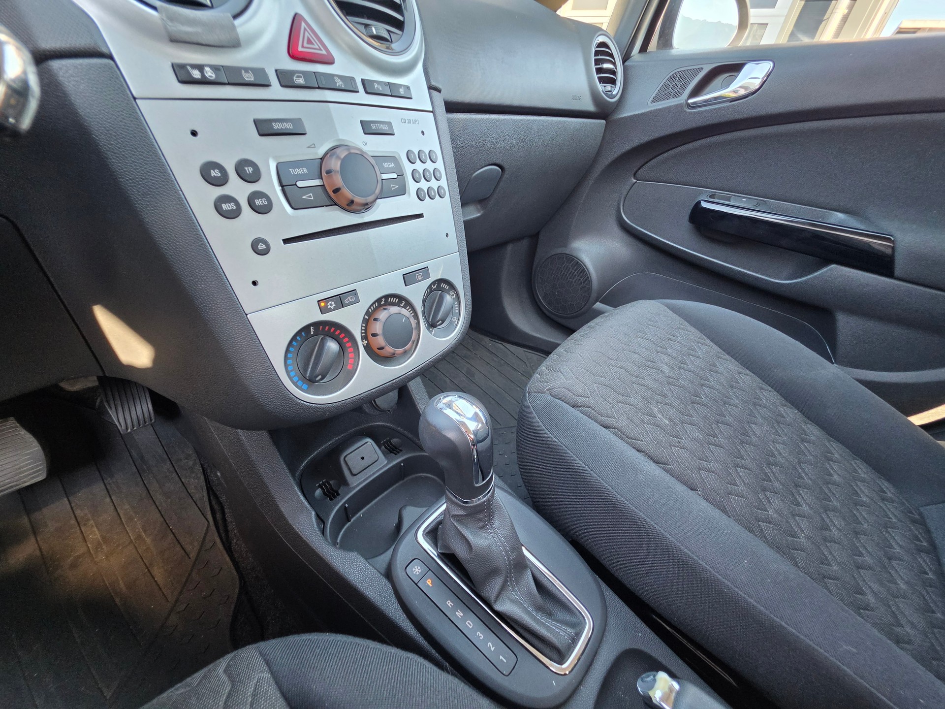 OPEL Corsa 1.4 TP Anniversary Edition Automatic-image-10