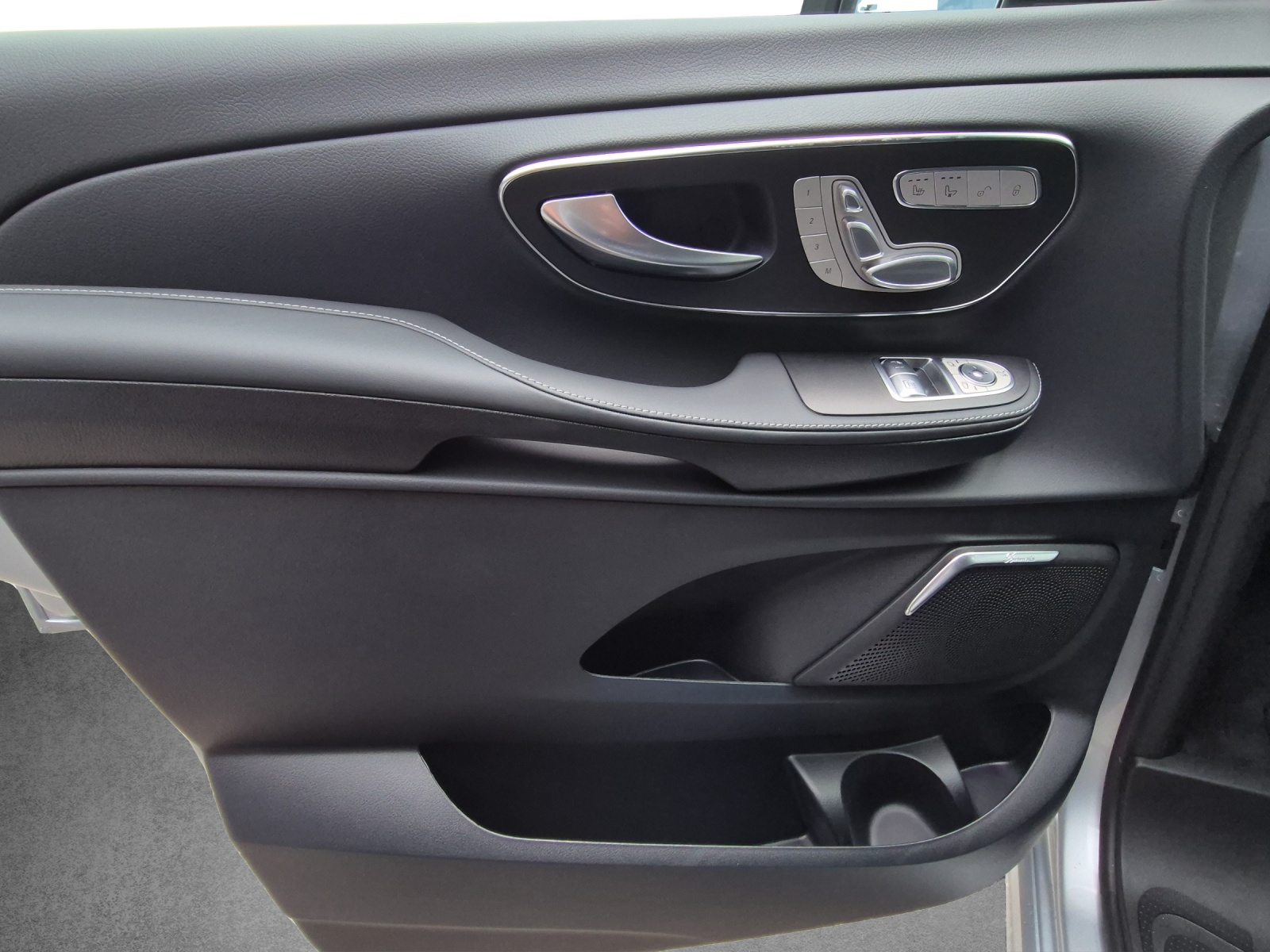 MERCEDES-BENZ V 300 d lang Swiss 9G-T-image-12